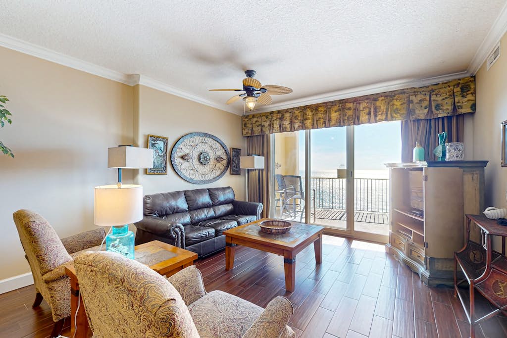 High-rise condo with pool, hot tub, central AC, & free WiFi