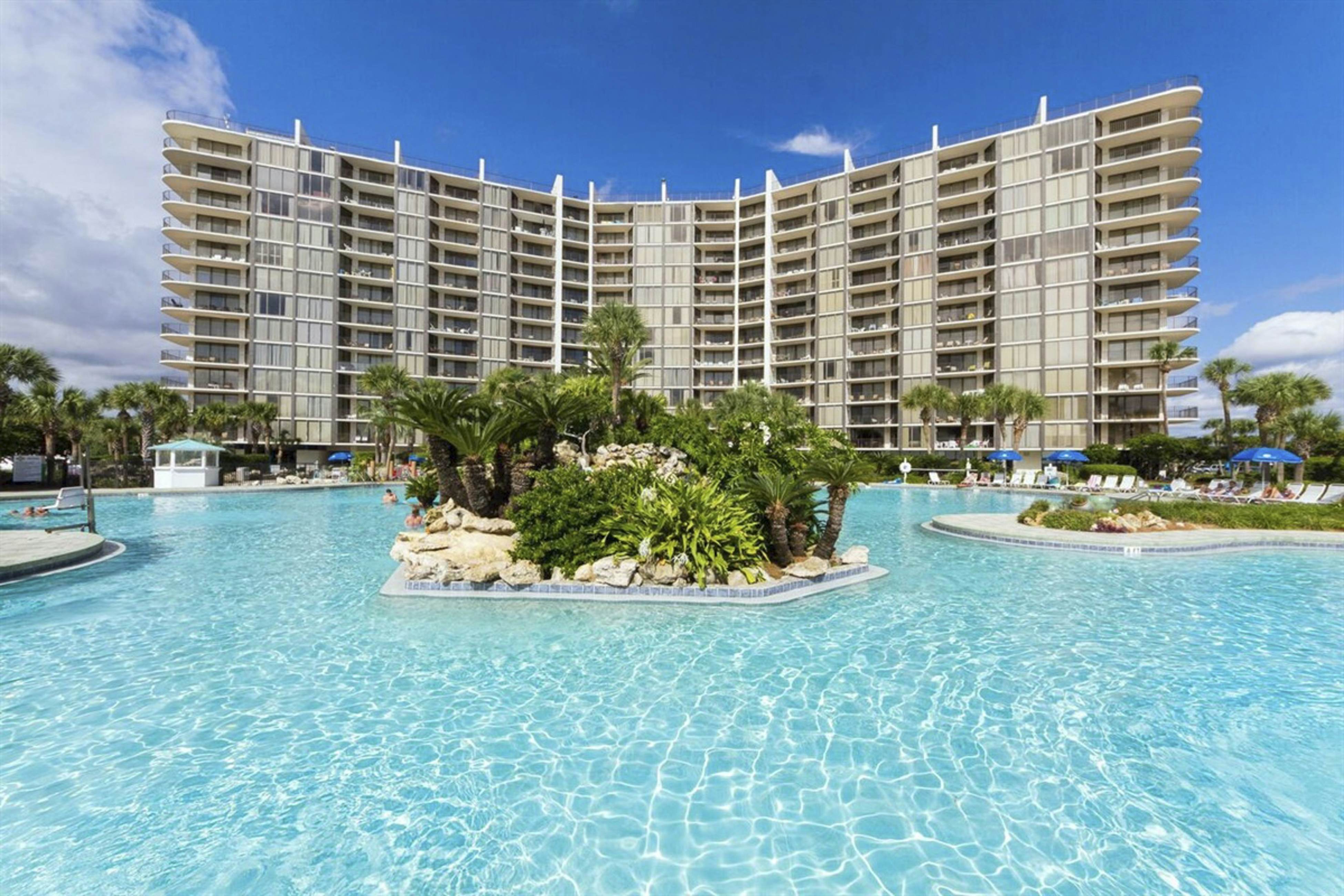 Beachview Condo with full kitchen, shared pool, hot tub and beach access