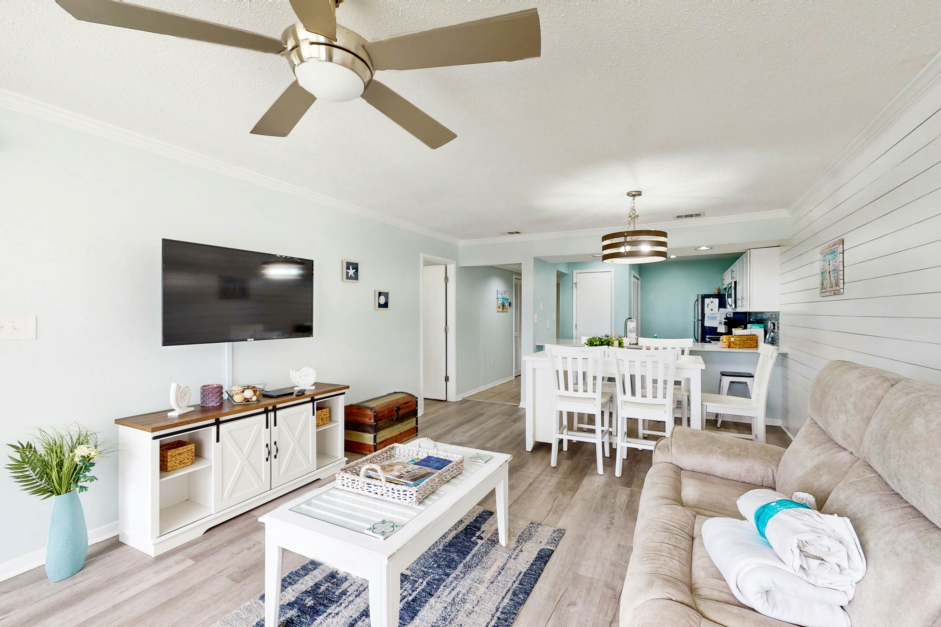 Beachview Condo with full kitchen, shared pool, hot tub and beach access