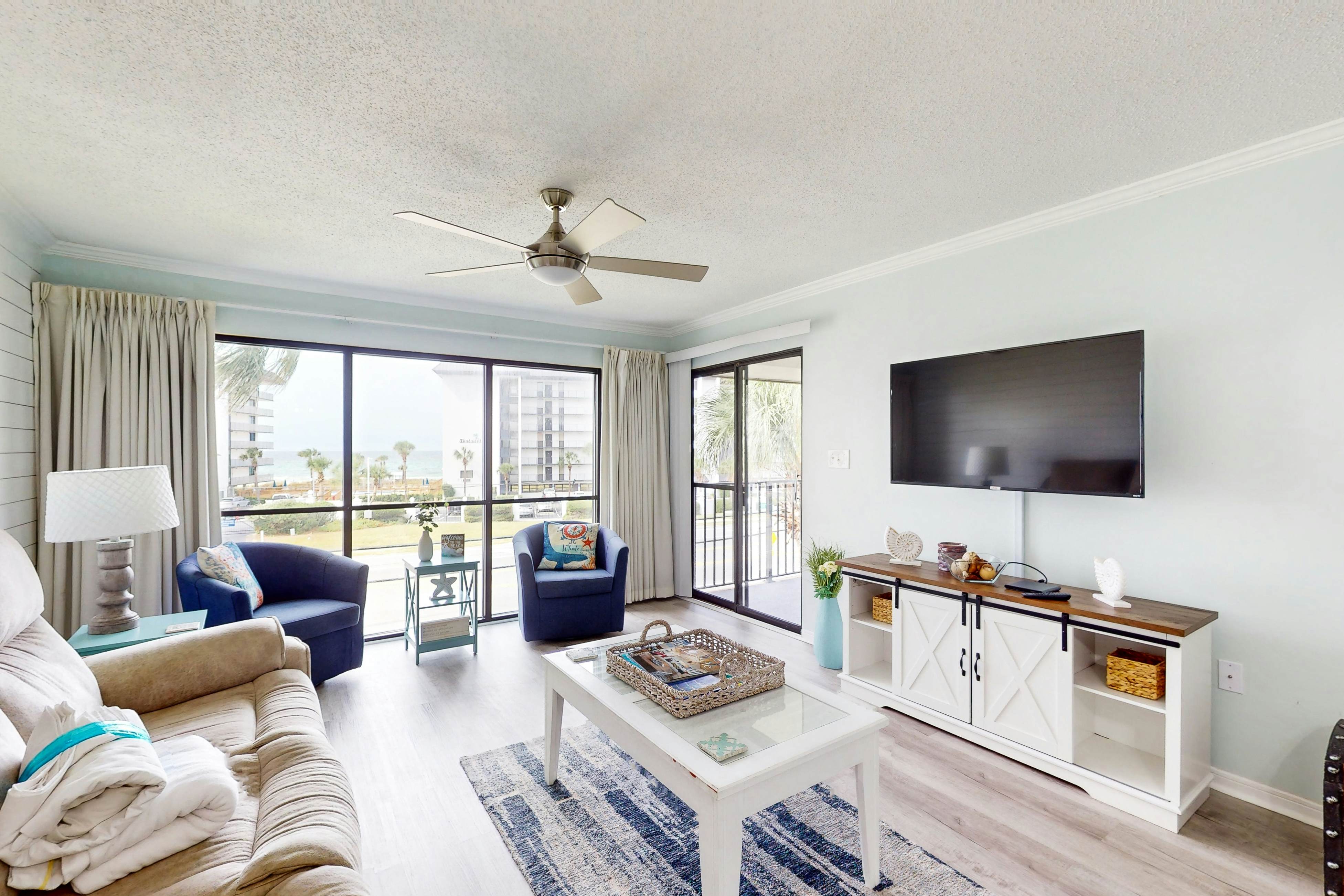 Beachview Condo with full kitchen, shared pool, hot tub and beach access