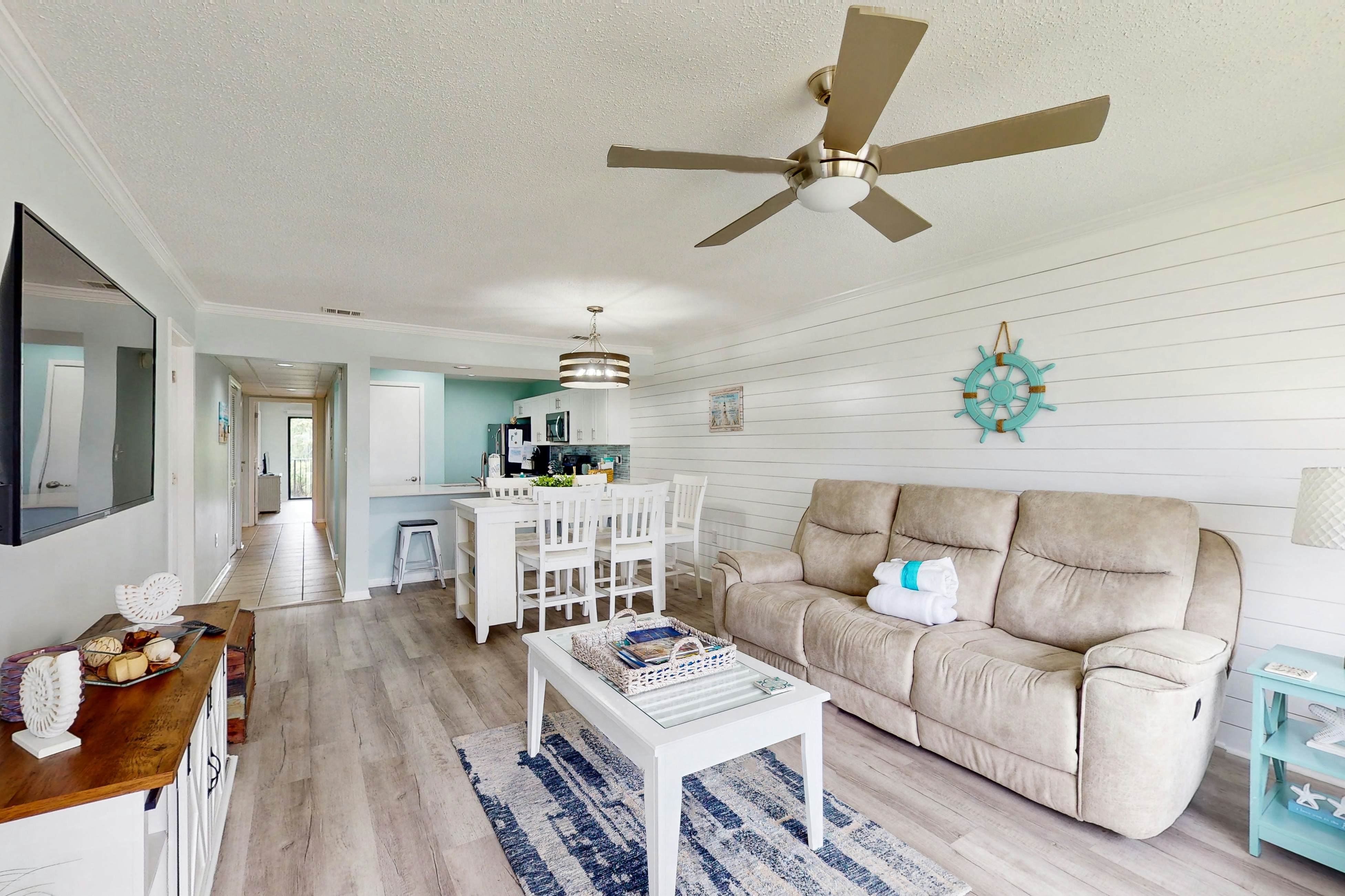 Beachview Condo with full kitchen, shared pool, hot tub and beach access