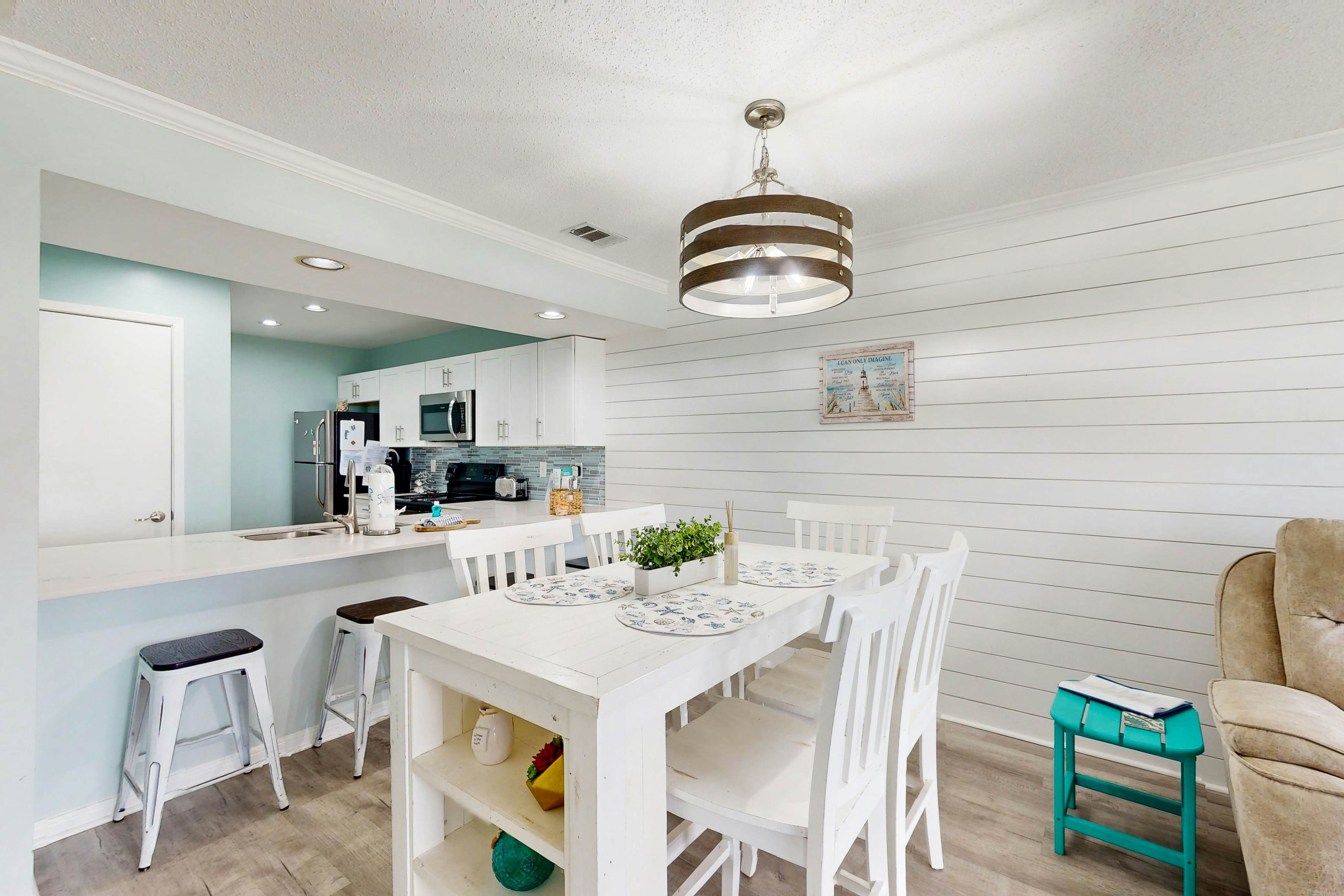 Beachview Condo with full kitchen, shared pool, hot tub and beach access