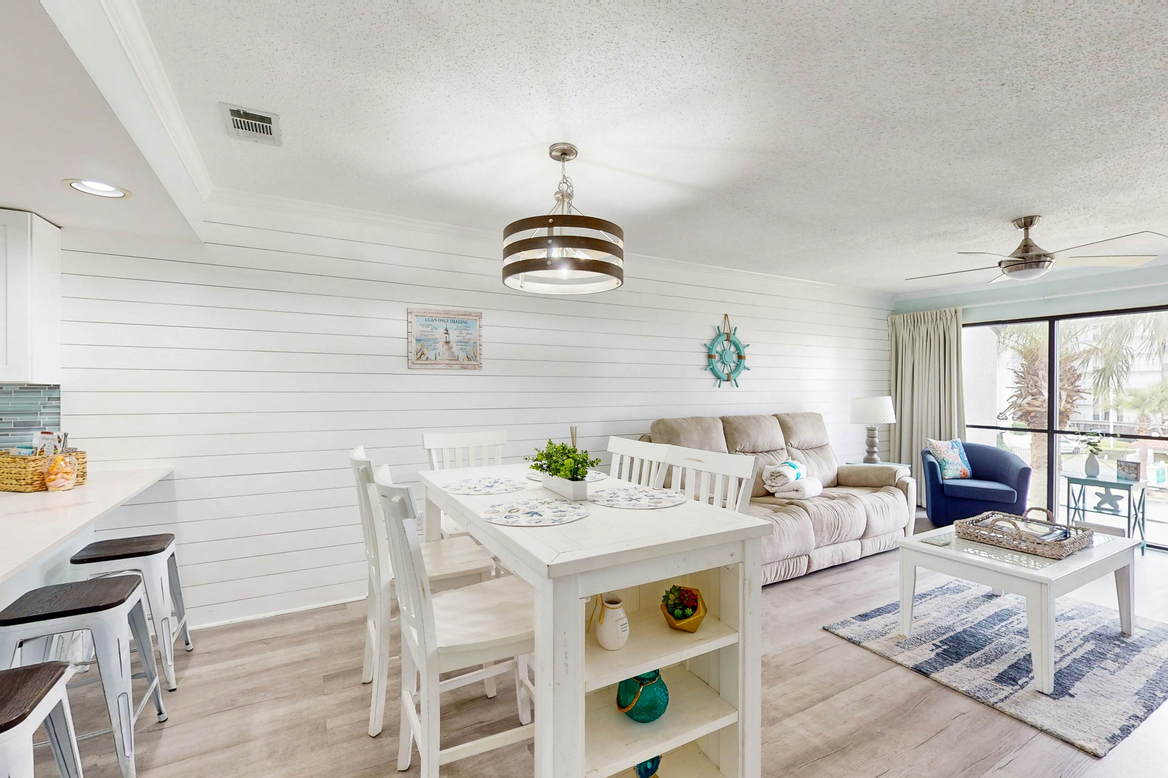 Beachview Condo with full kitchen, shared pool, hot tub and beach access