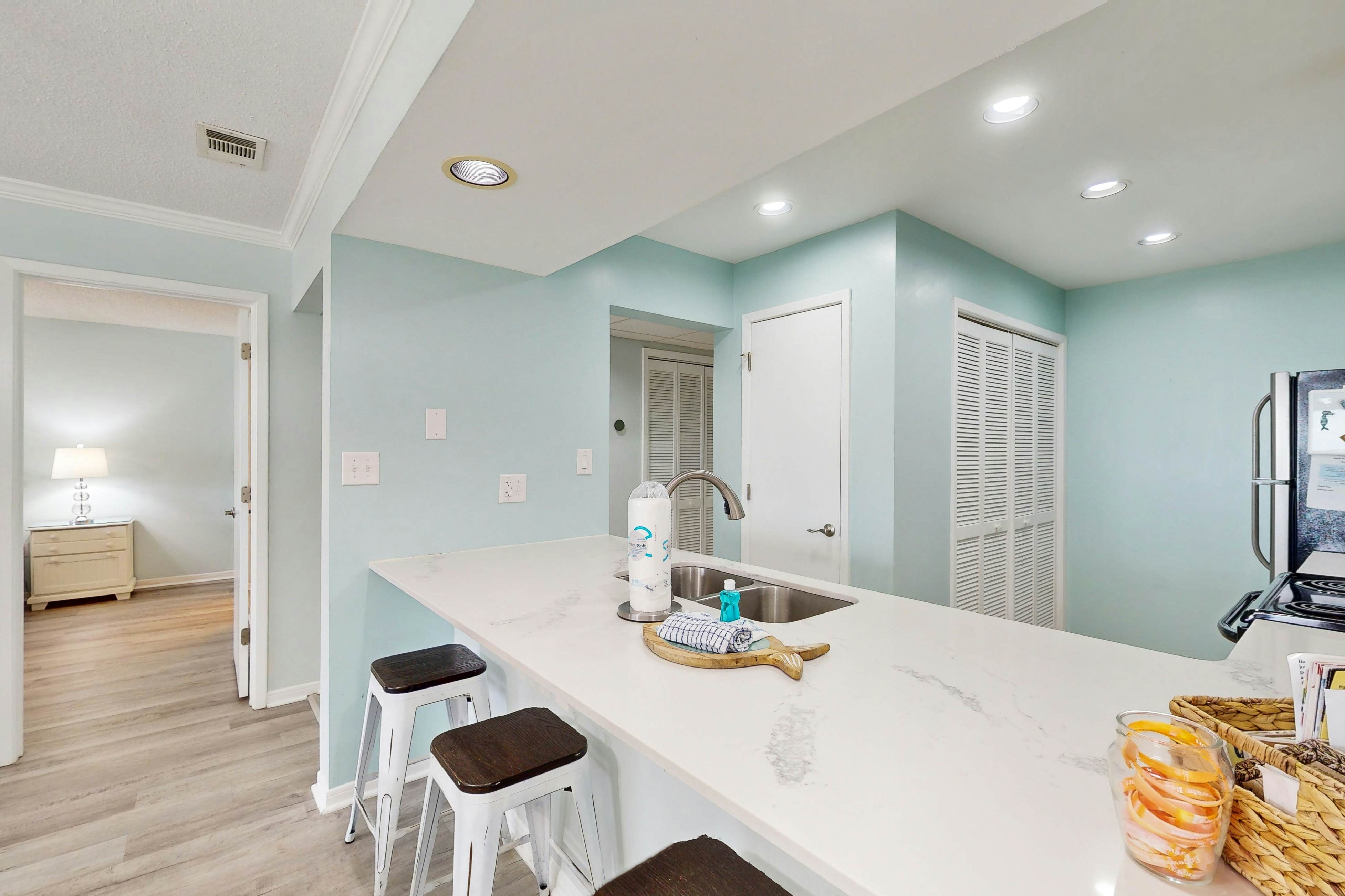 Beachview Condo with full kitchen, shared pool, hot tub and beach access