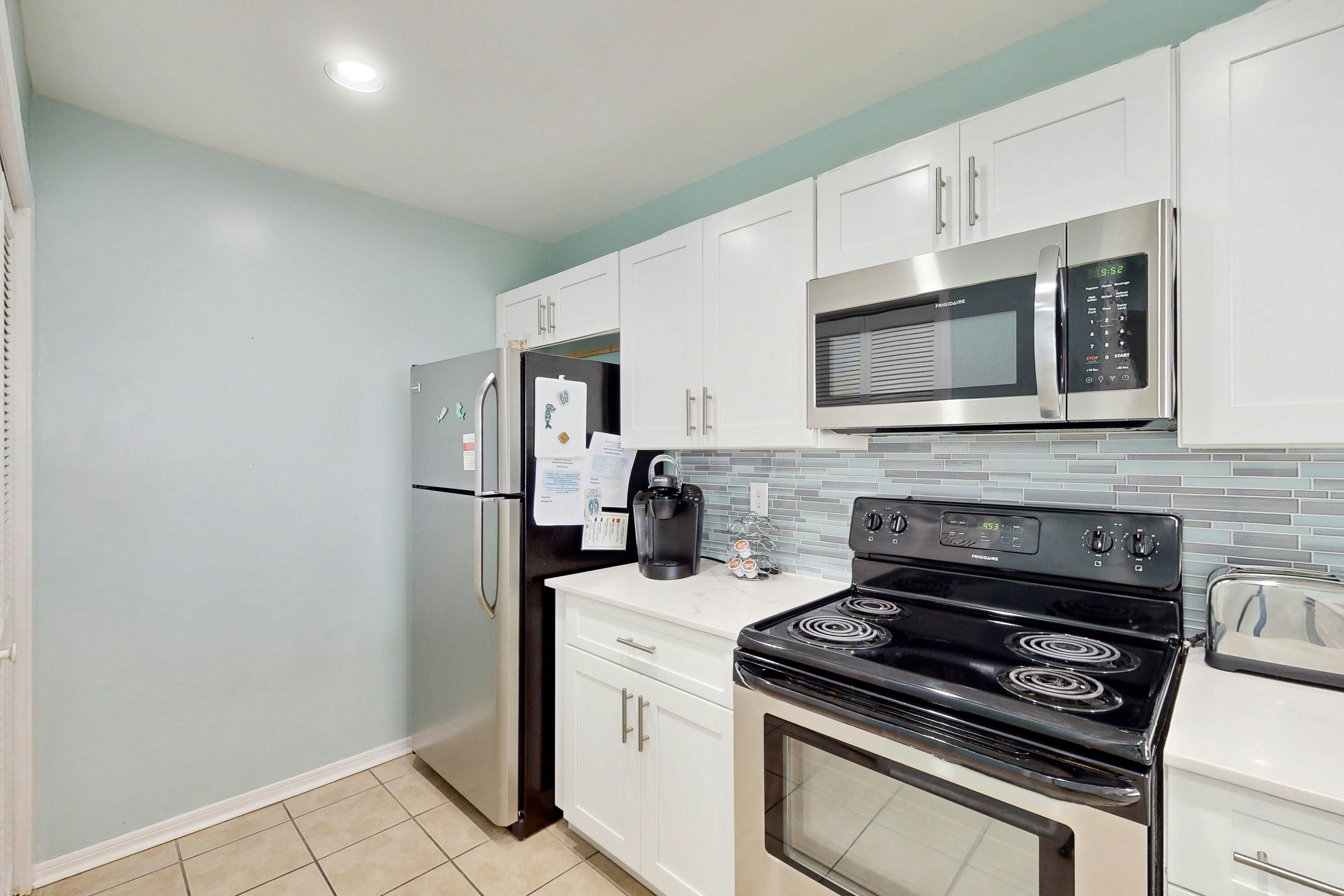 Beachview Condo with full kitchen, shared pool, hot tub and beach access