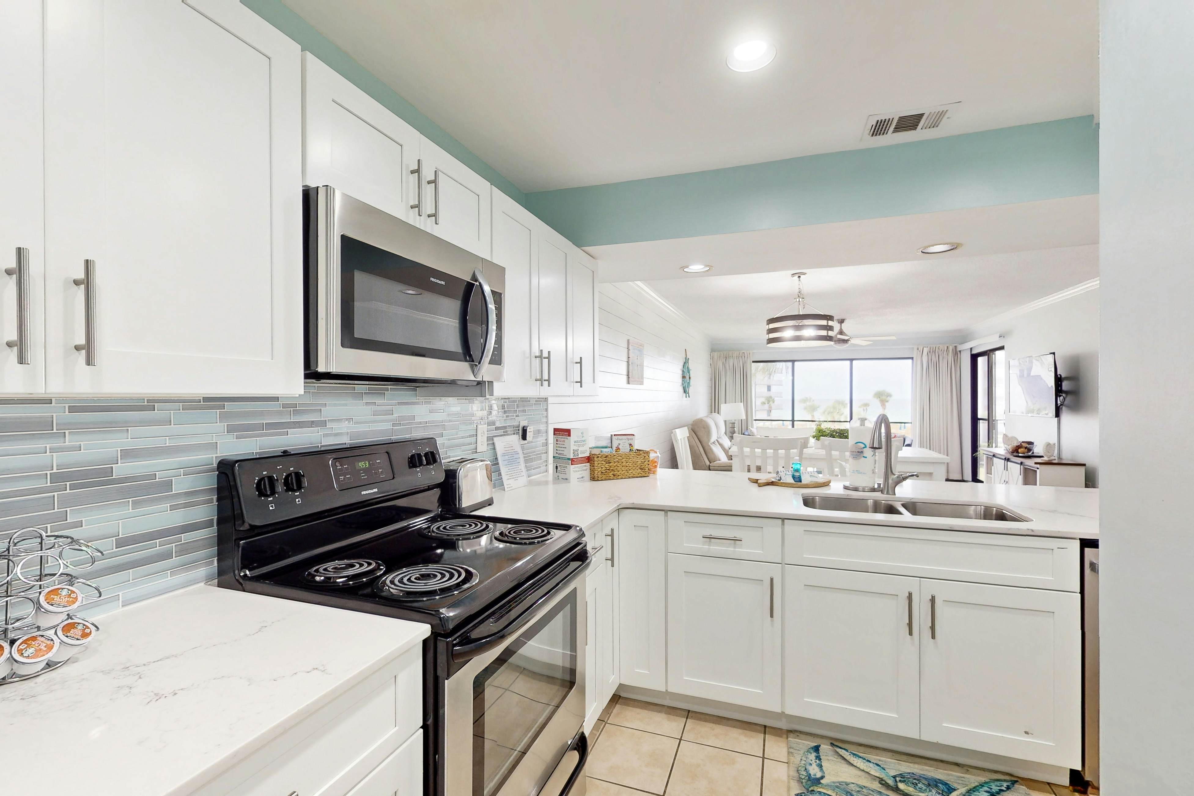 Beachview Condo with full kitchen, shared pool, hot tub and beach access