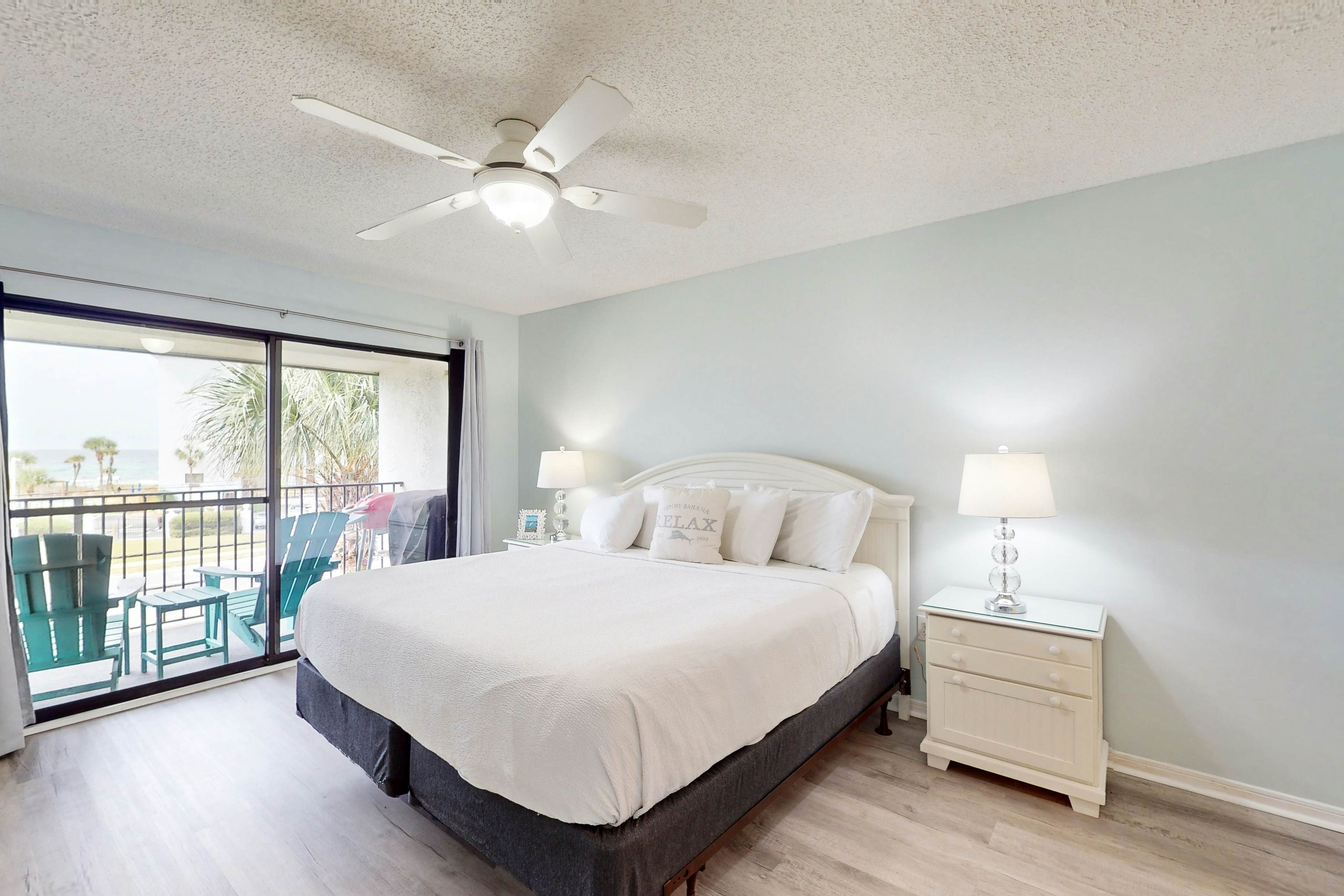 Beachview Condo with full kitchen, shared pool, hot tub and beach access