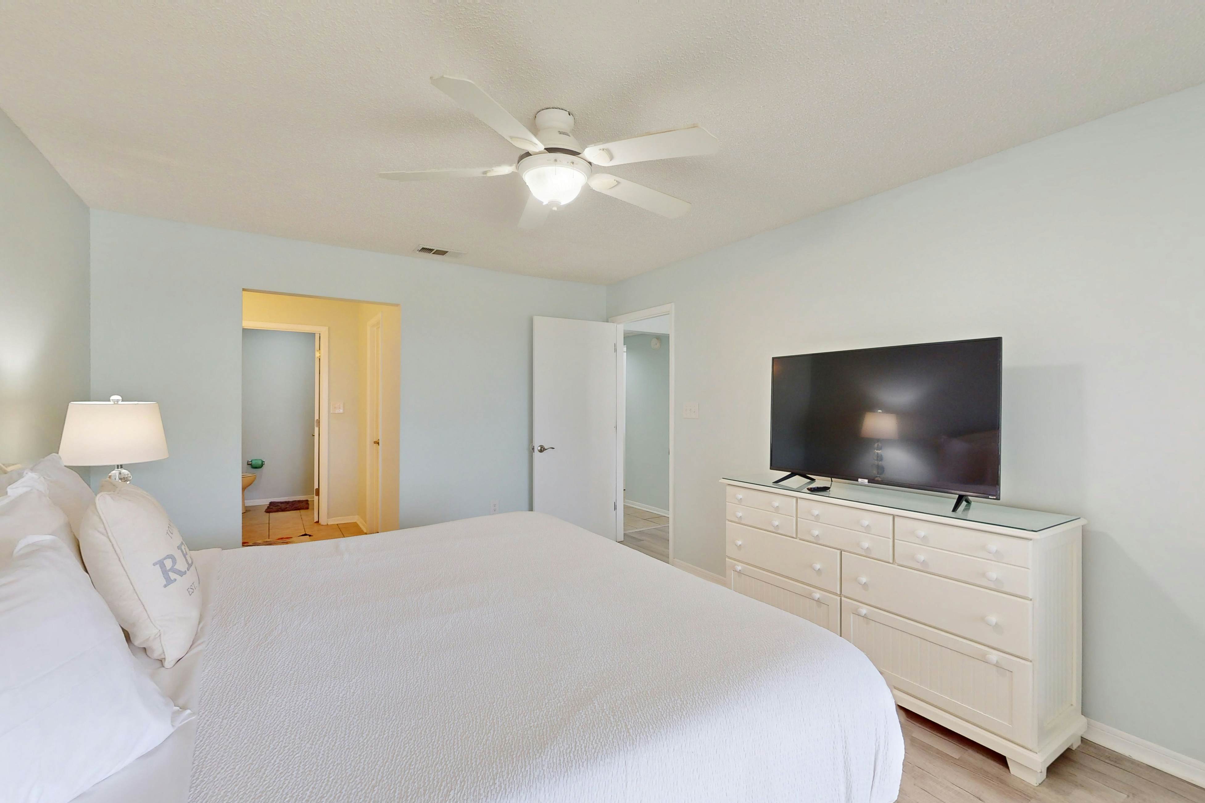 Beachview Condo with full kitchen, shared pool, hot tub and beach access