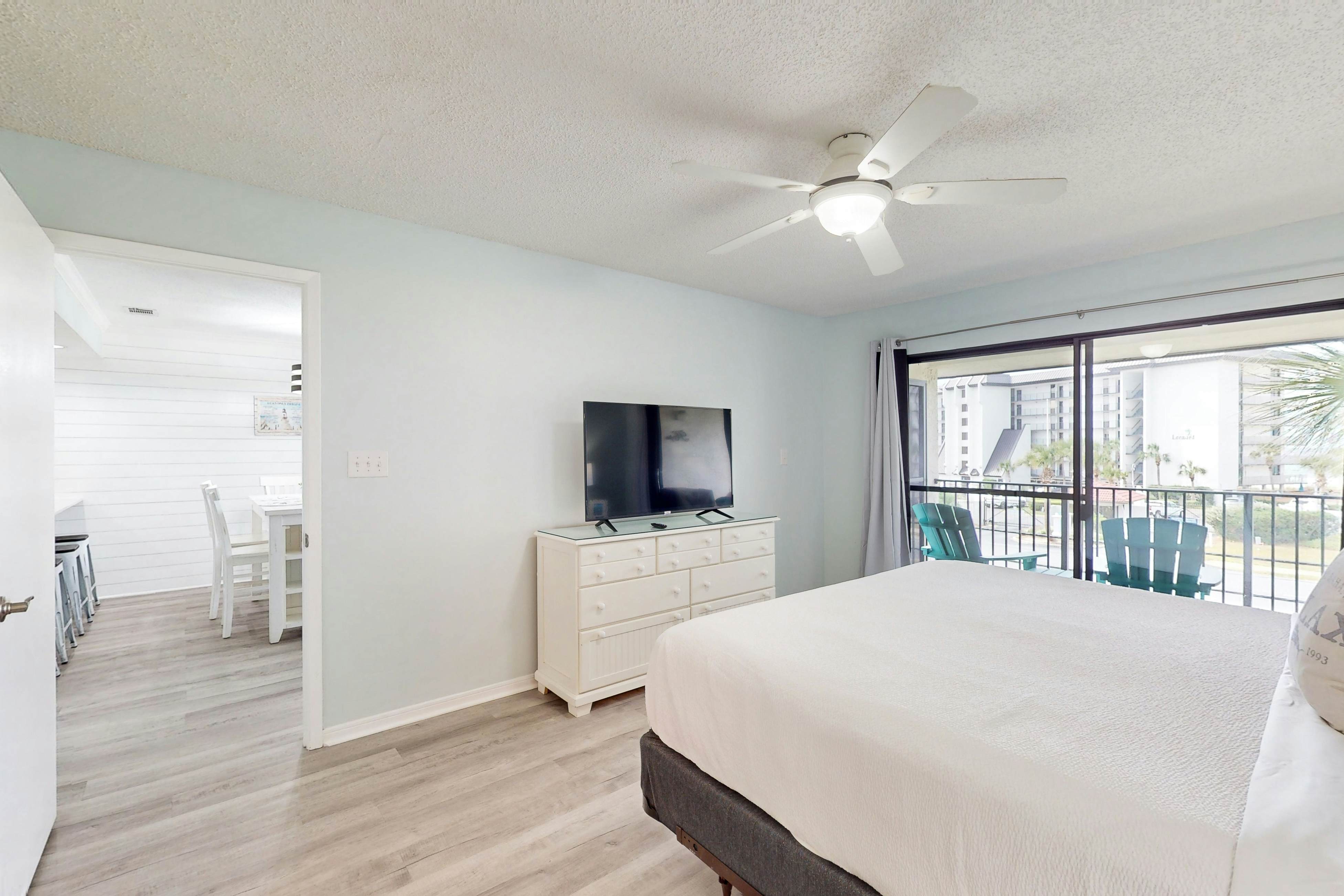 Beachview Condo with full kitchen, shared pool, hot tub and beach access