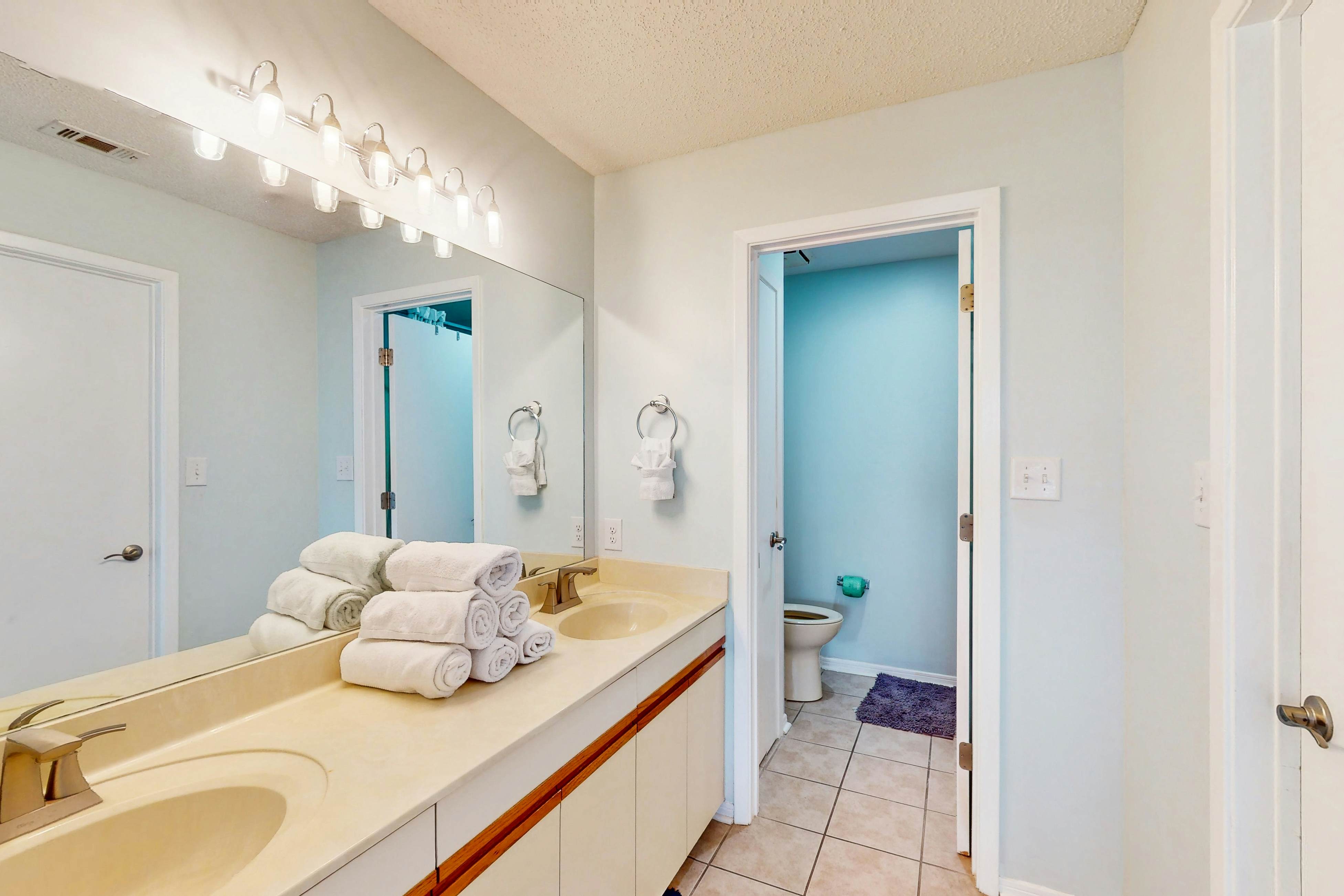 Beachview Condo with full kitchen, shared pool, hot tub and beach access