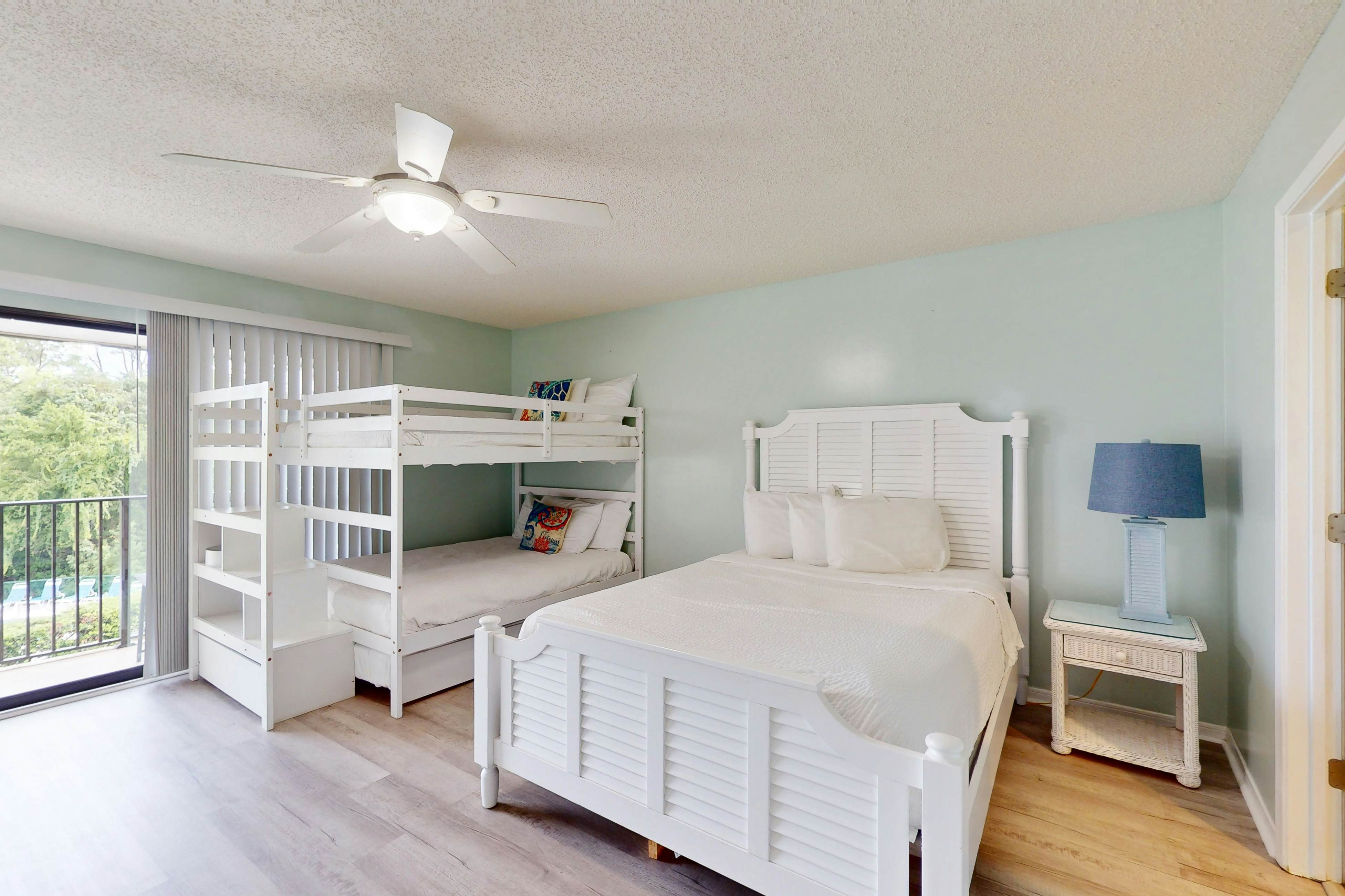 Beachview Condo with full kitchen, shared pool, hot tub and beach access