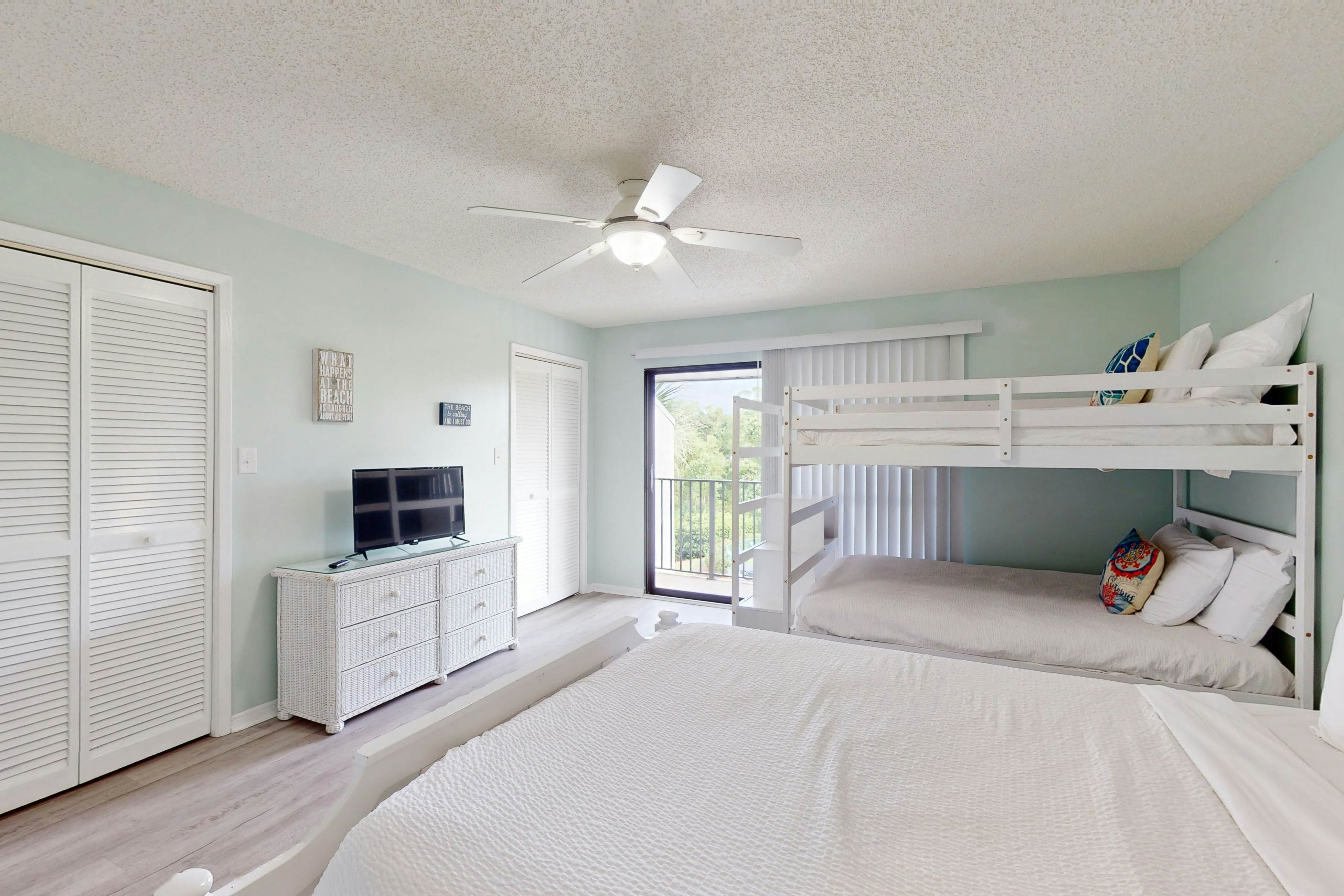 Beachview Condo with full kitchen, shared pool, hot tub and beach access