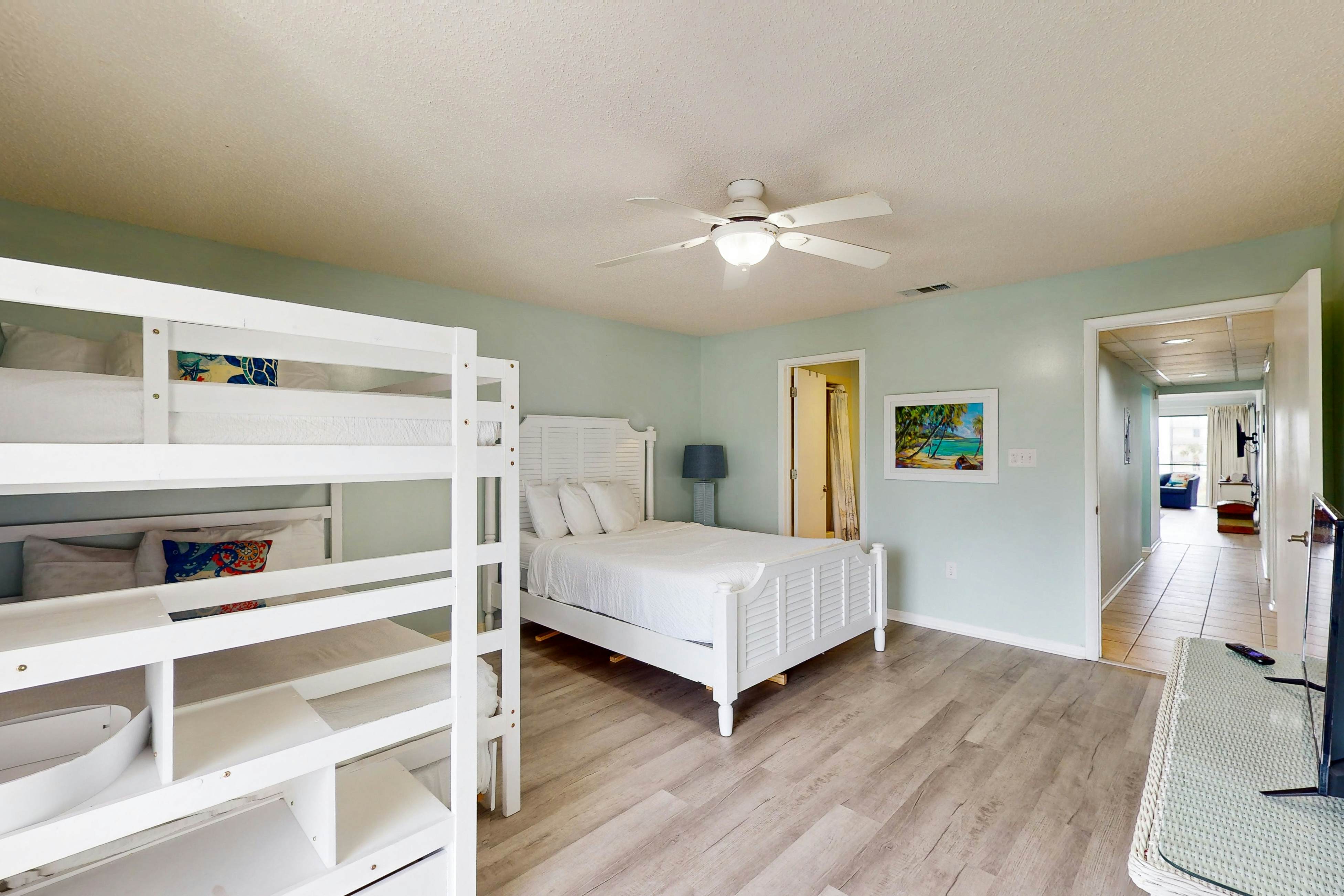 Beachview Condo with full kitchen, shared pool, hot tub and beach access