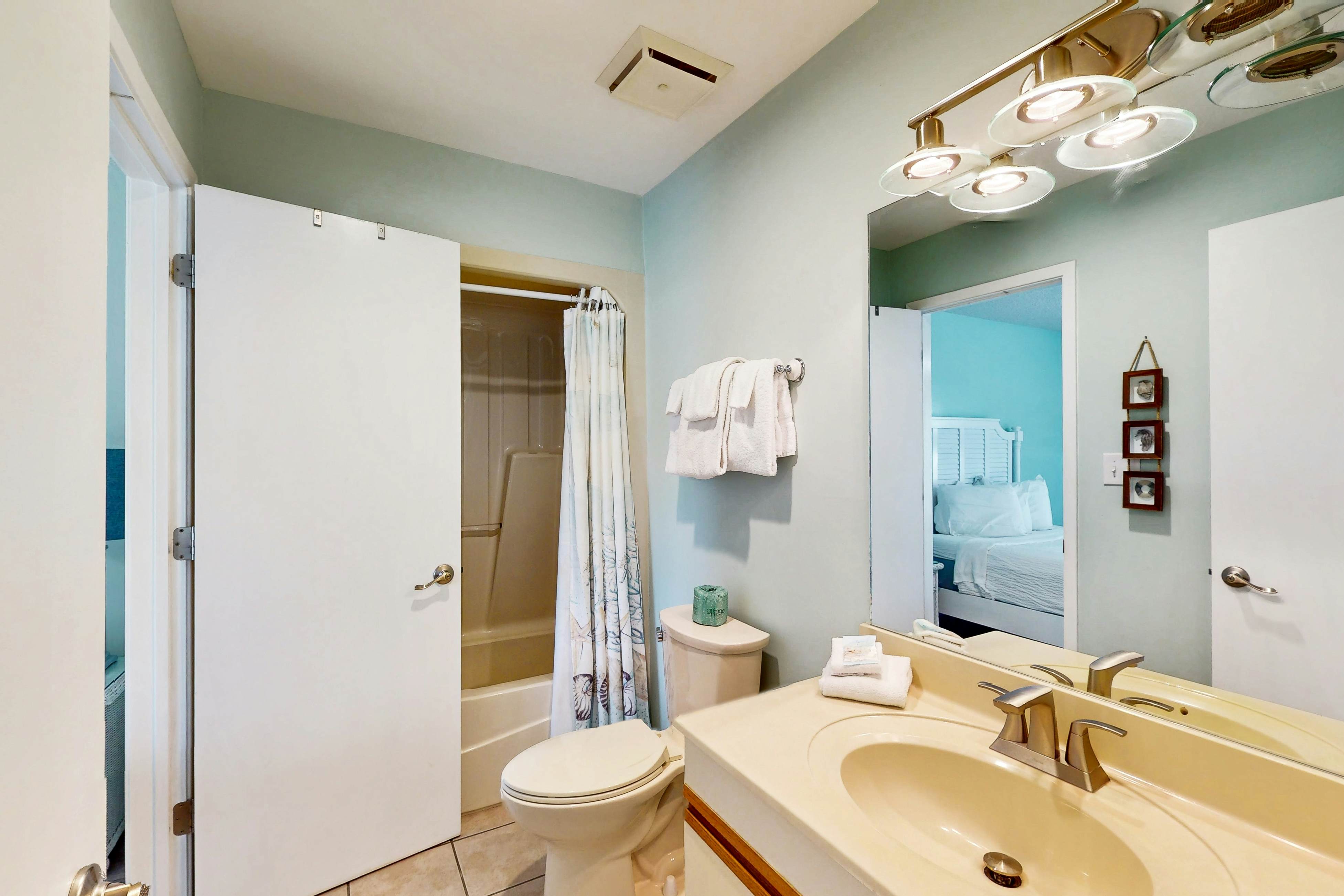 Beachview Condo with full kitchen, shared pool, hot tub and beach access