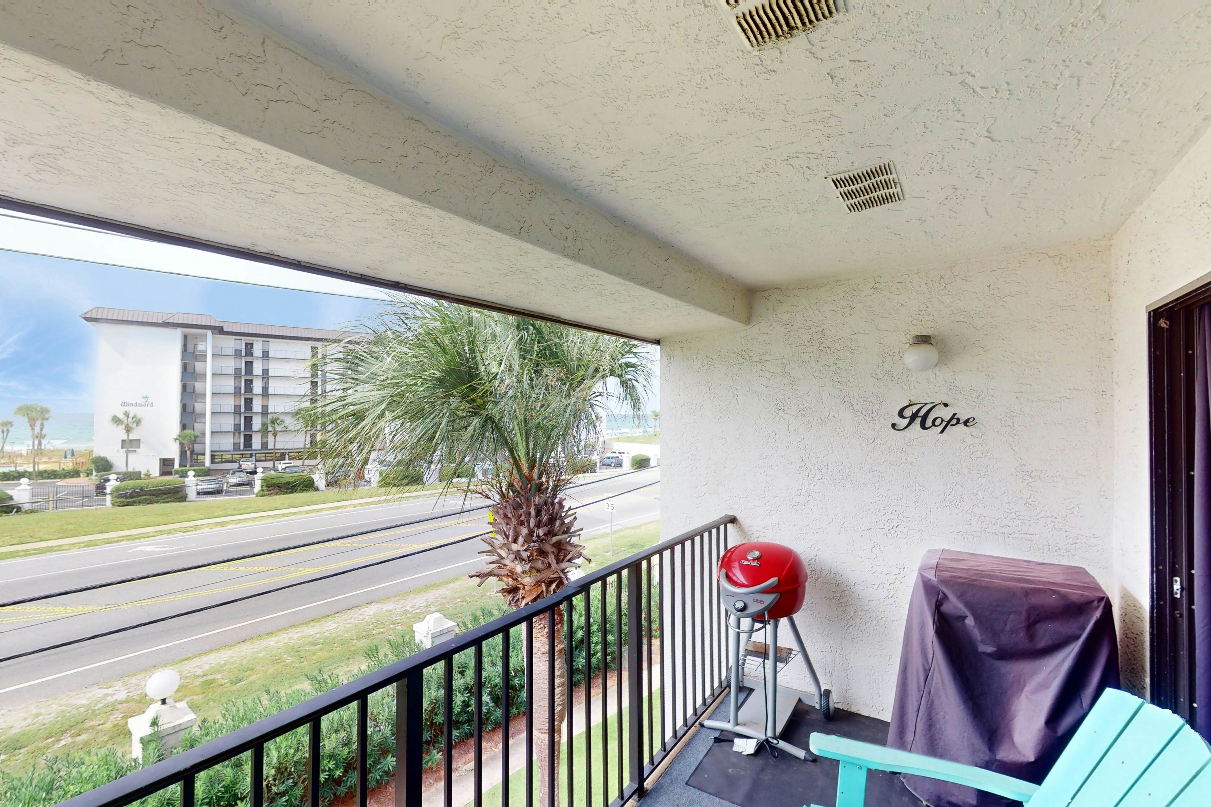 Beachview Condo with full kitchen, shared pool, hot tub and beach access