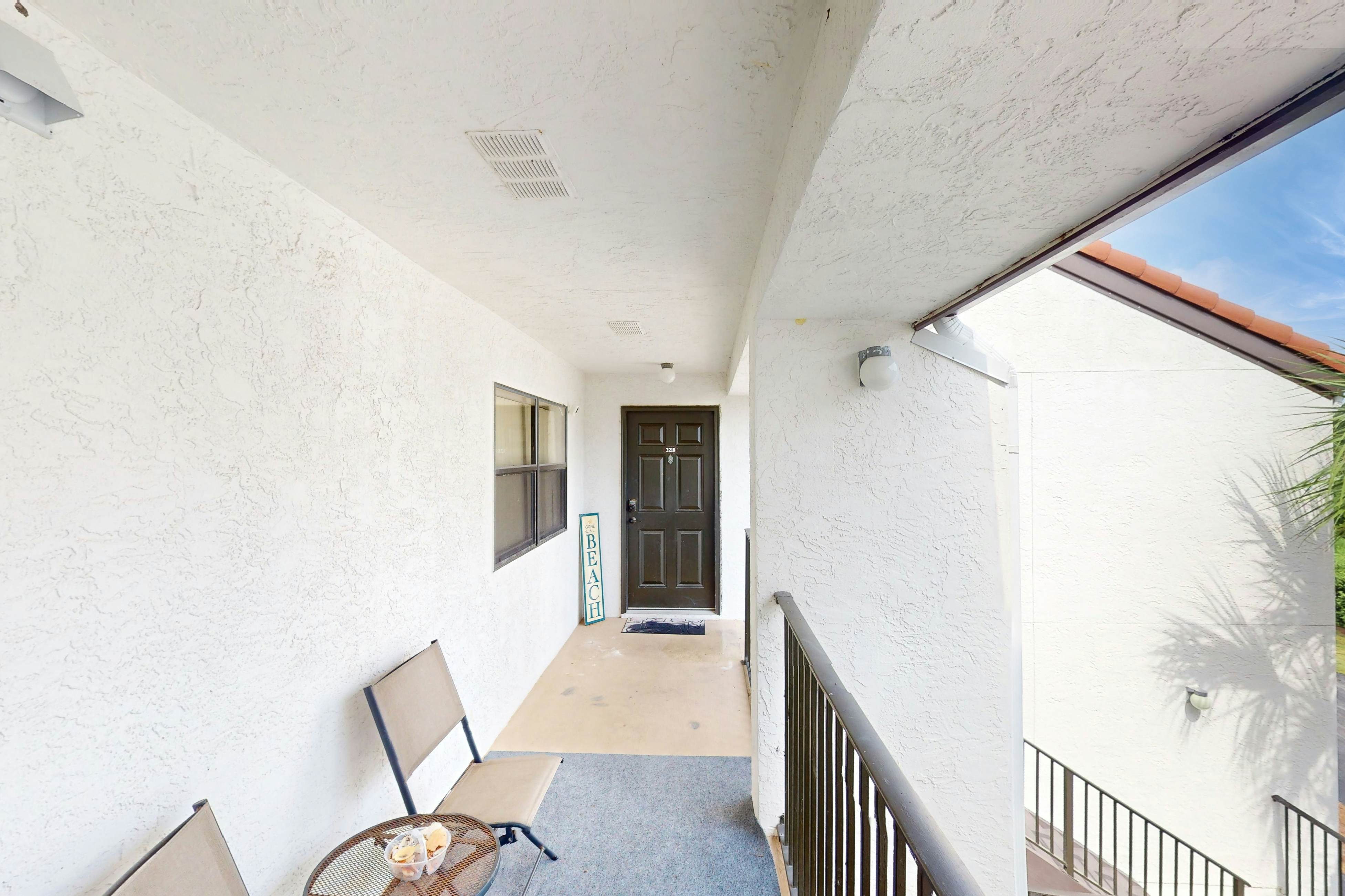 Beachview Condo with full kitchen, shared pool, hot tub and beach access