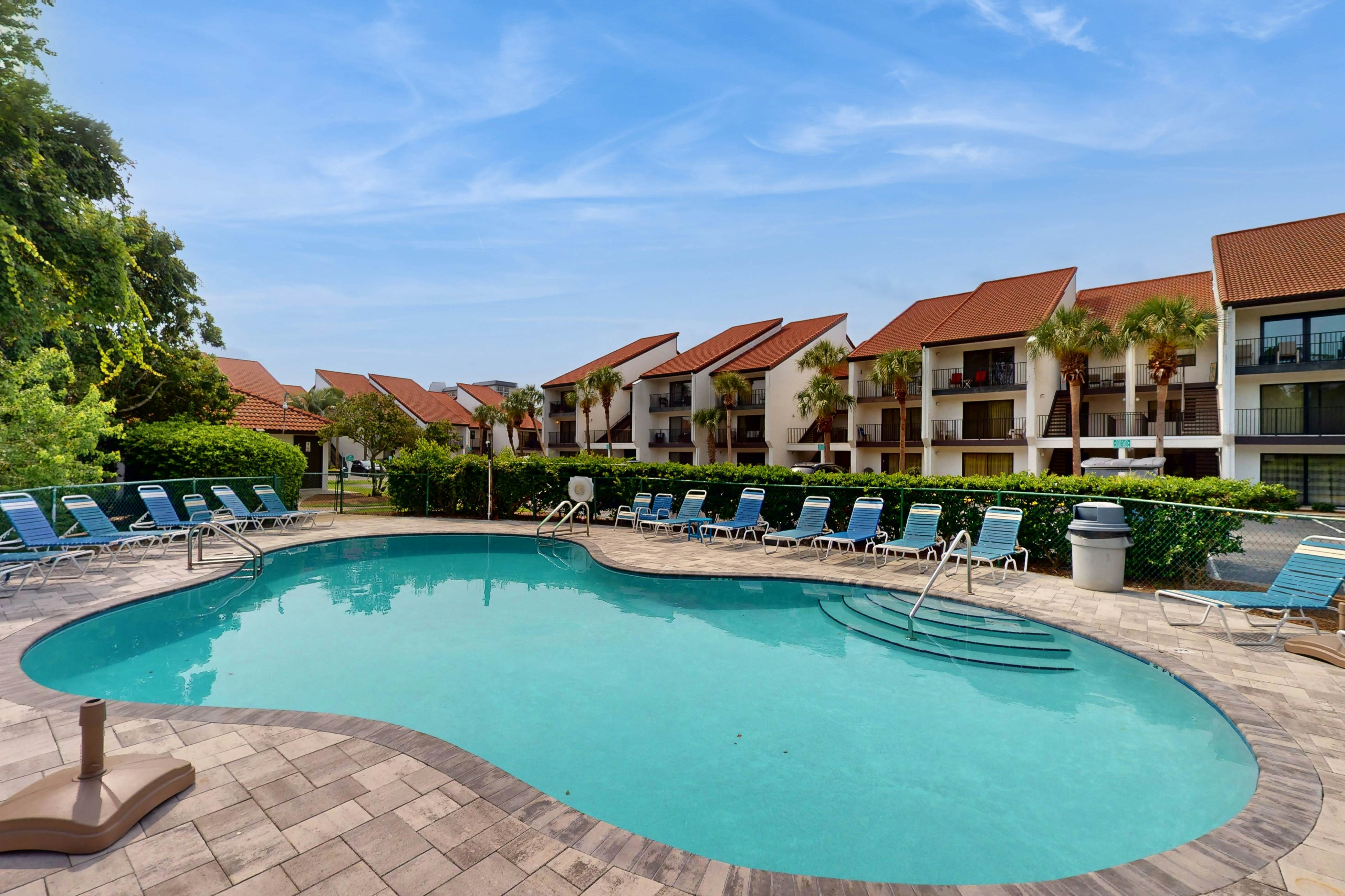 Beachview Condo with full kitchen, shared pool, hot tub and beach access