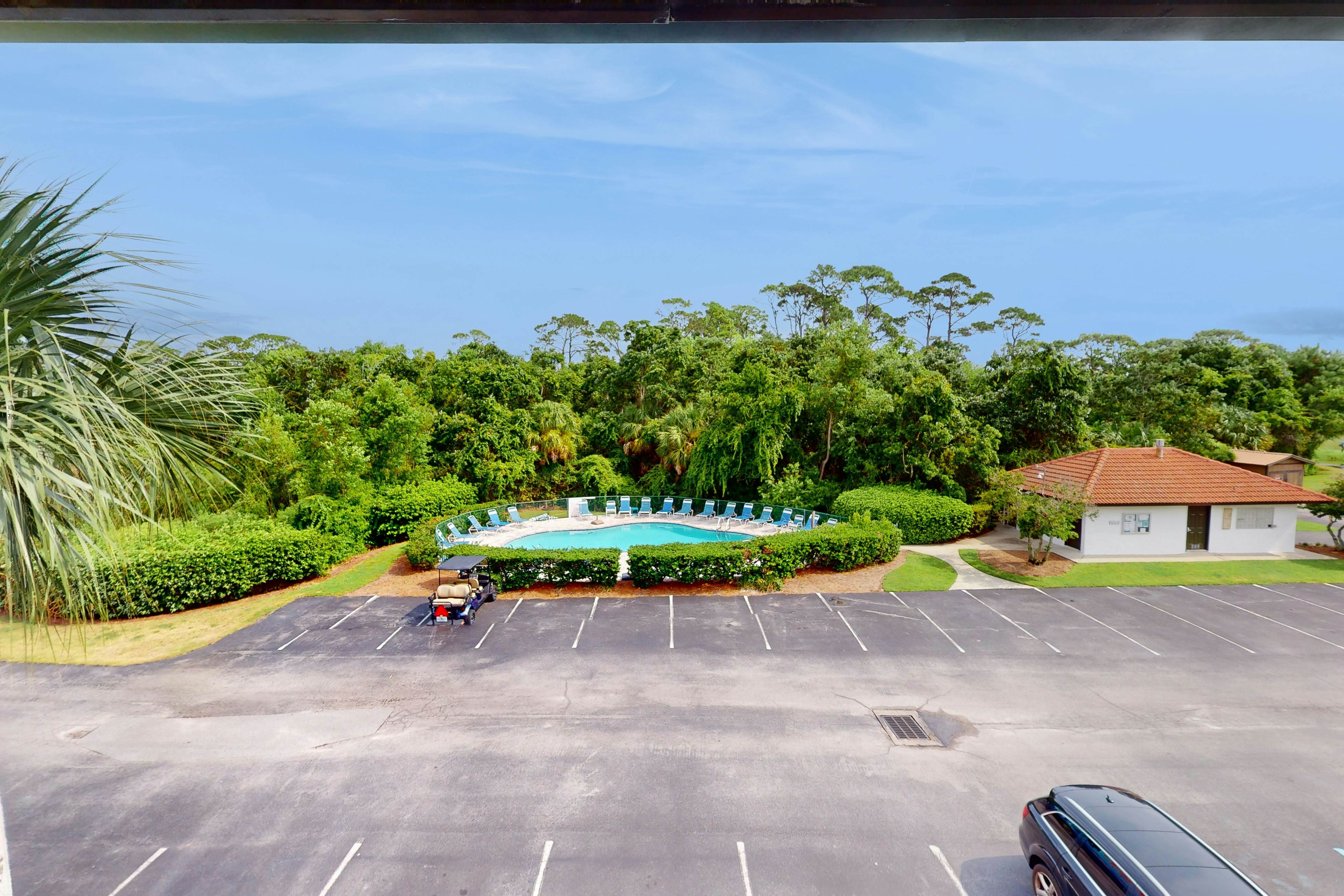 Beachview Condo with full kitchen, shared pool, hot tub and beach access