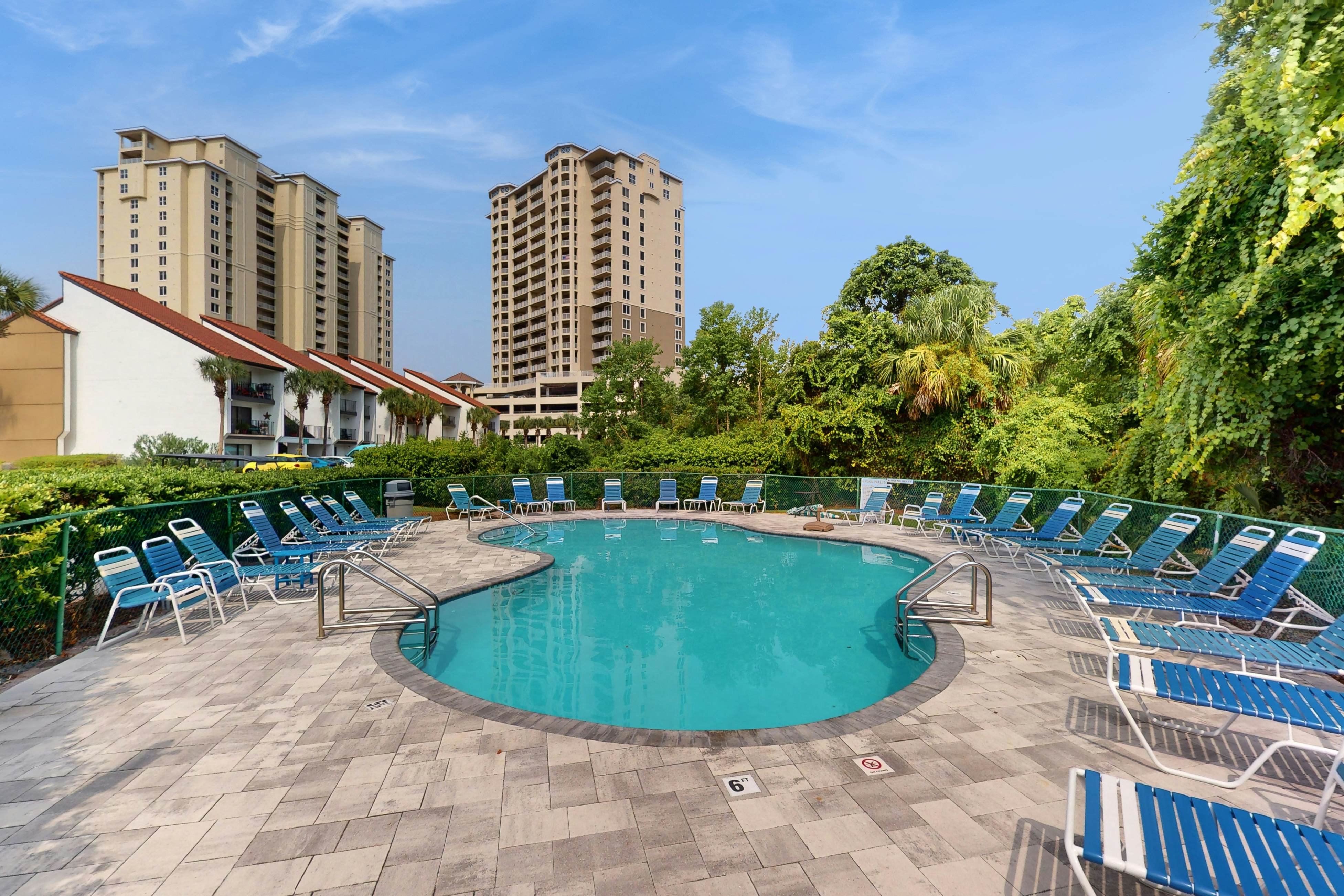 Beachview Condo with full kitchen, shared pool, hot tub and beach access