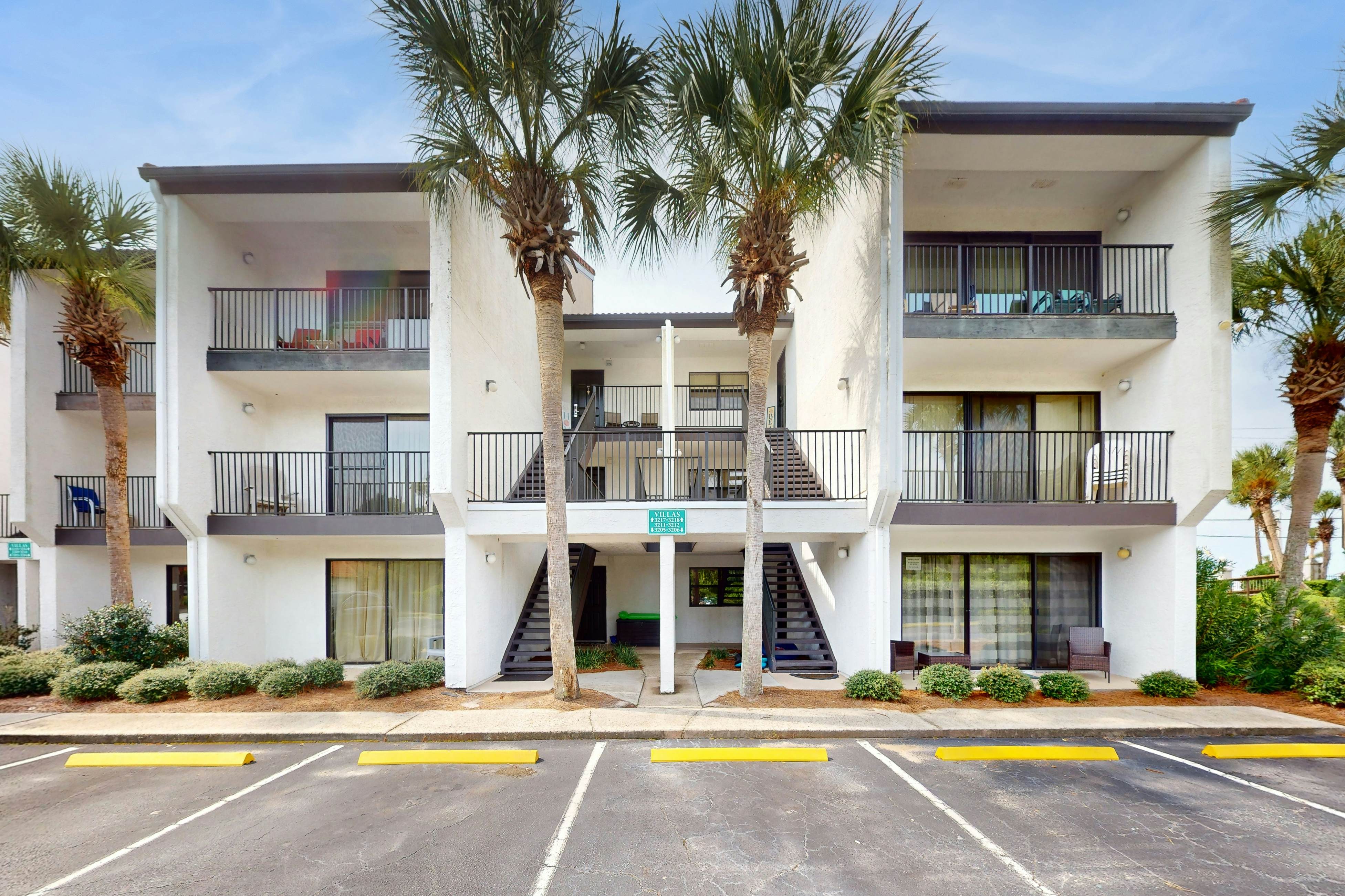 Beachview Condo with full kitchen, shared pool, hot tub and beach access