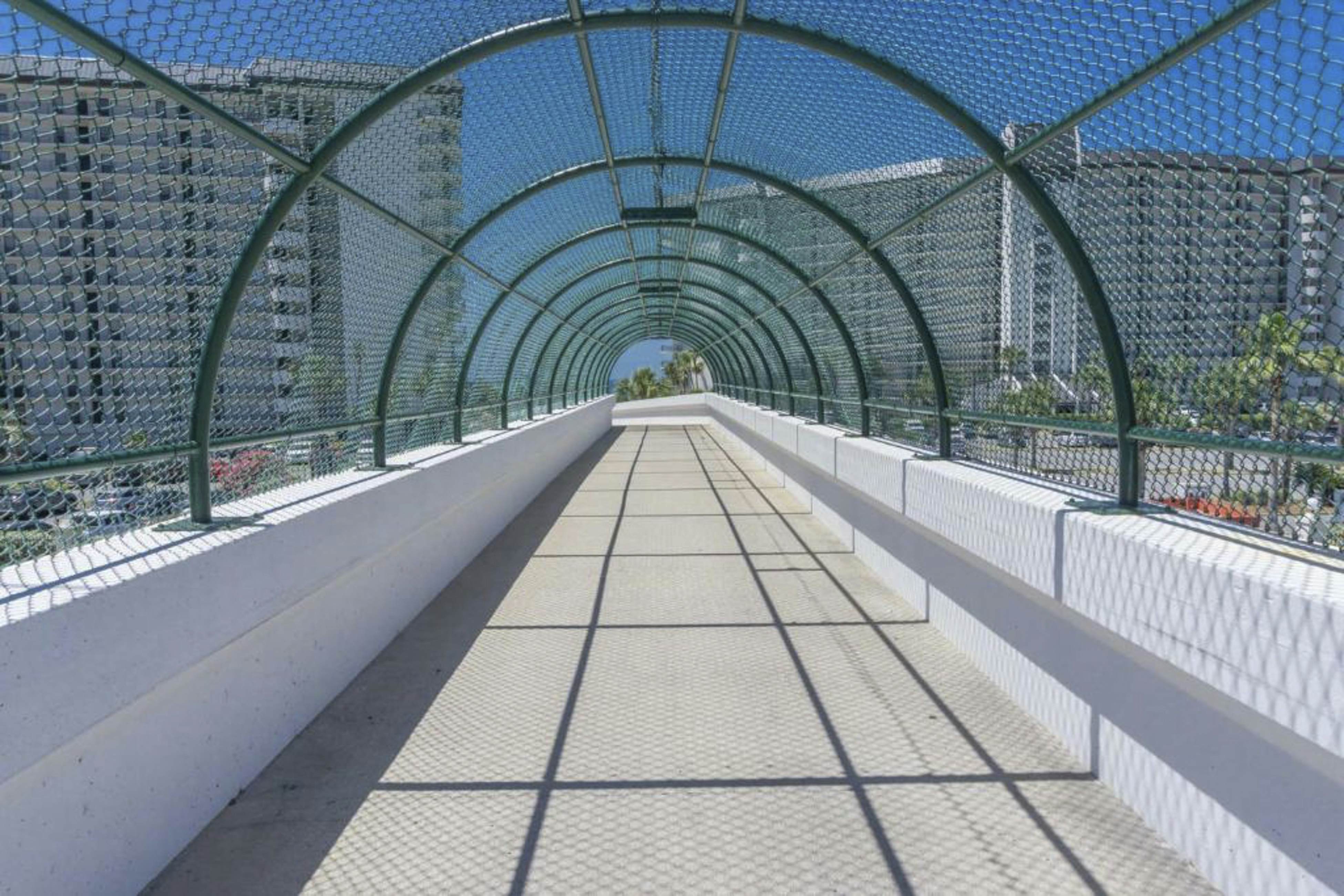 Beachview Condo with full kitchen, shared pool, hot tub and beach access