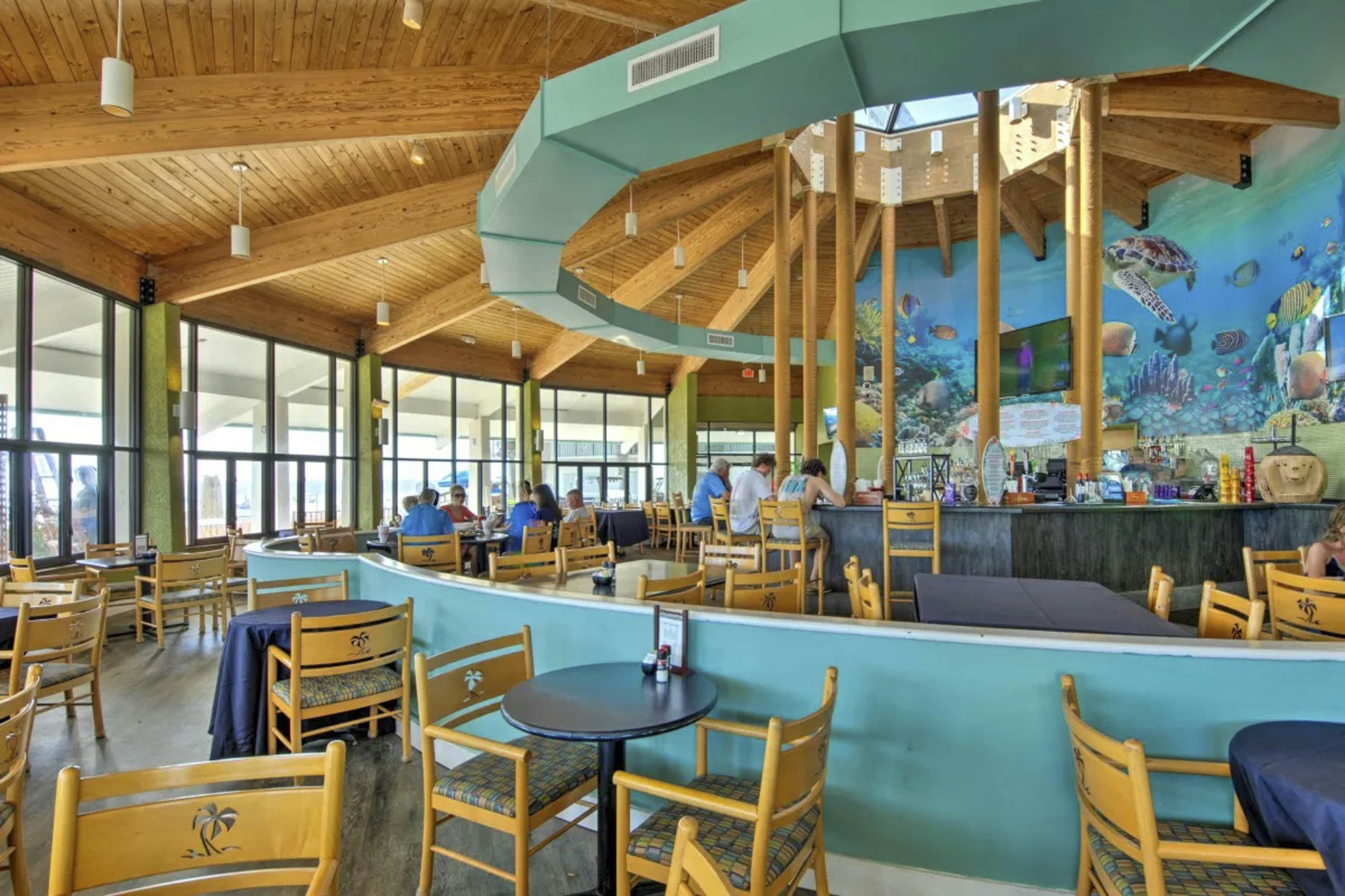 Beachview Condo with full kitchen, shared pool, hot tub and beach access