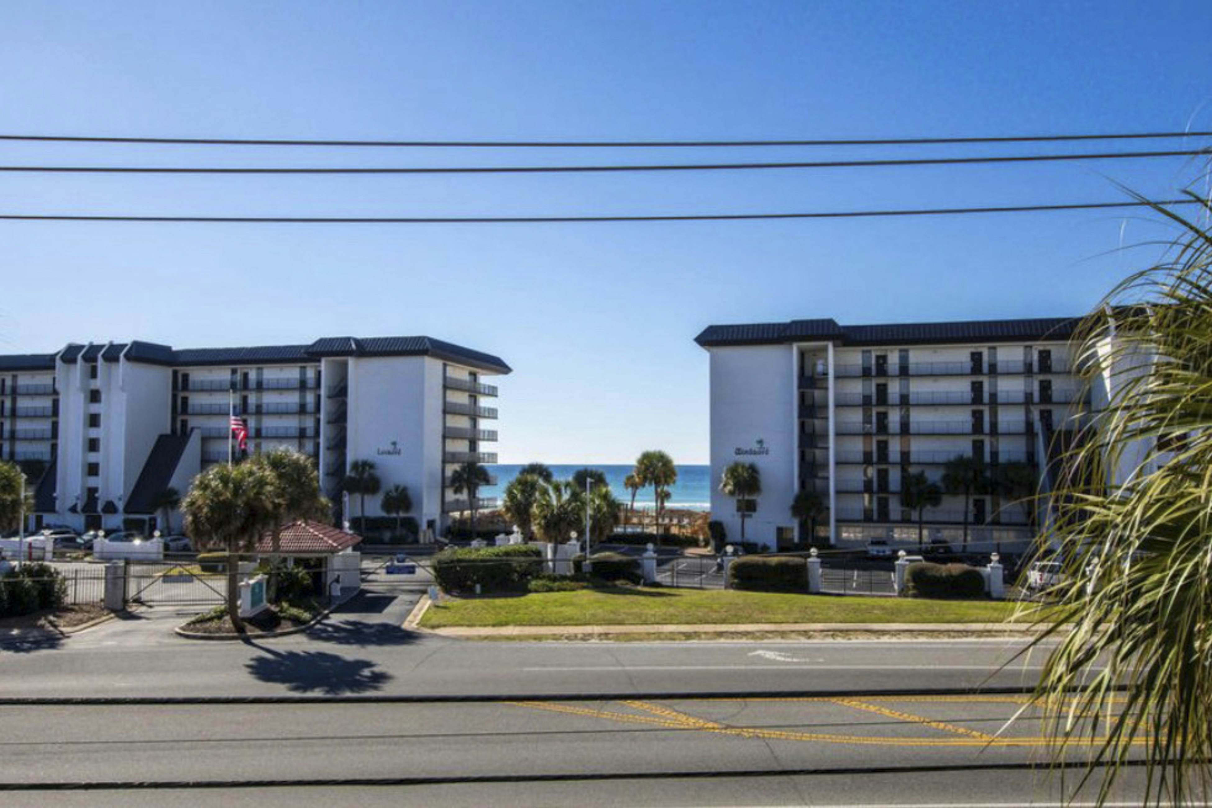 Beachview Condo with full kitchen, shared pool, hot tub and beach access