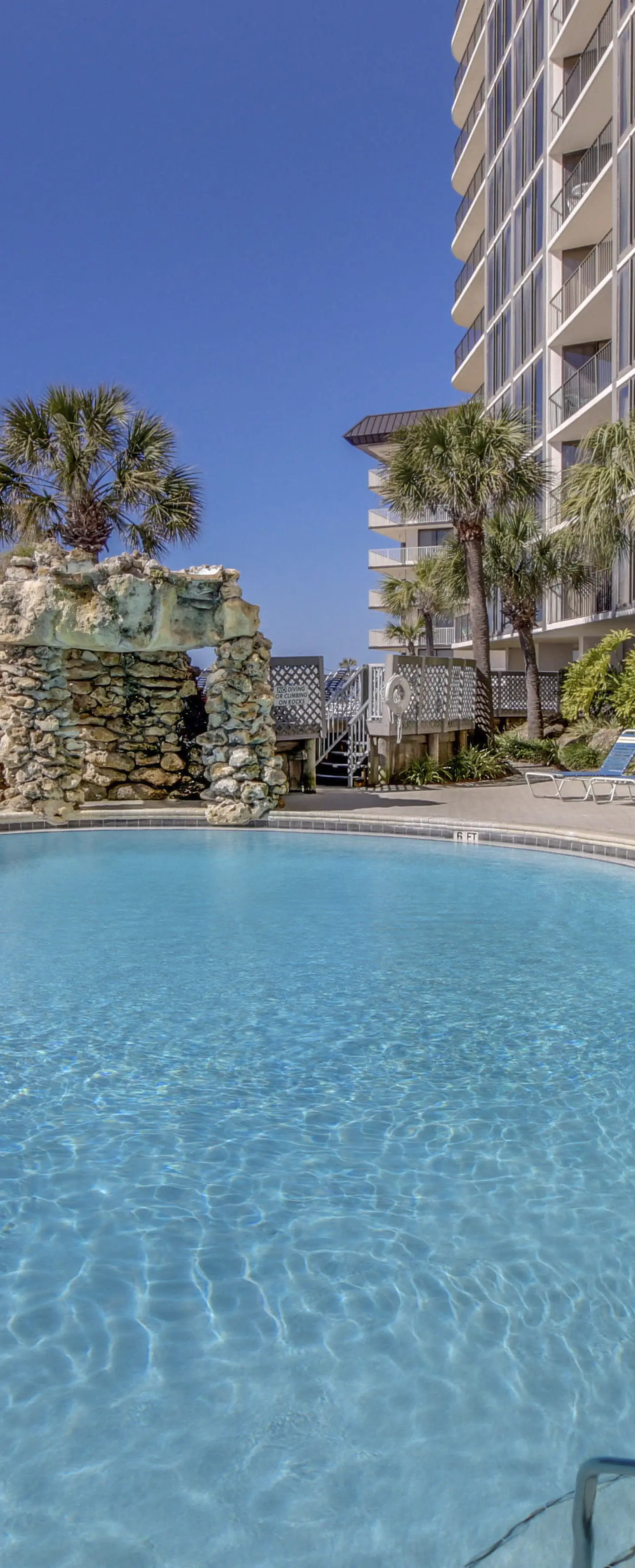 Gorgeous beachfront condo, shared & and beach access