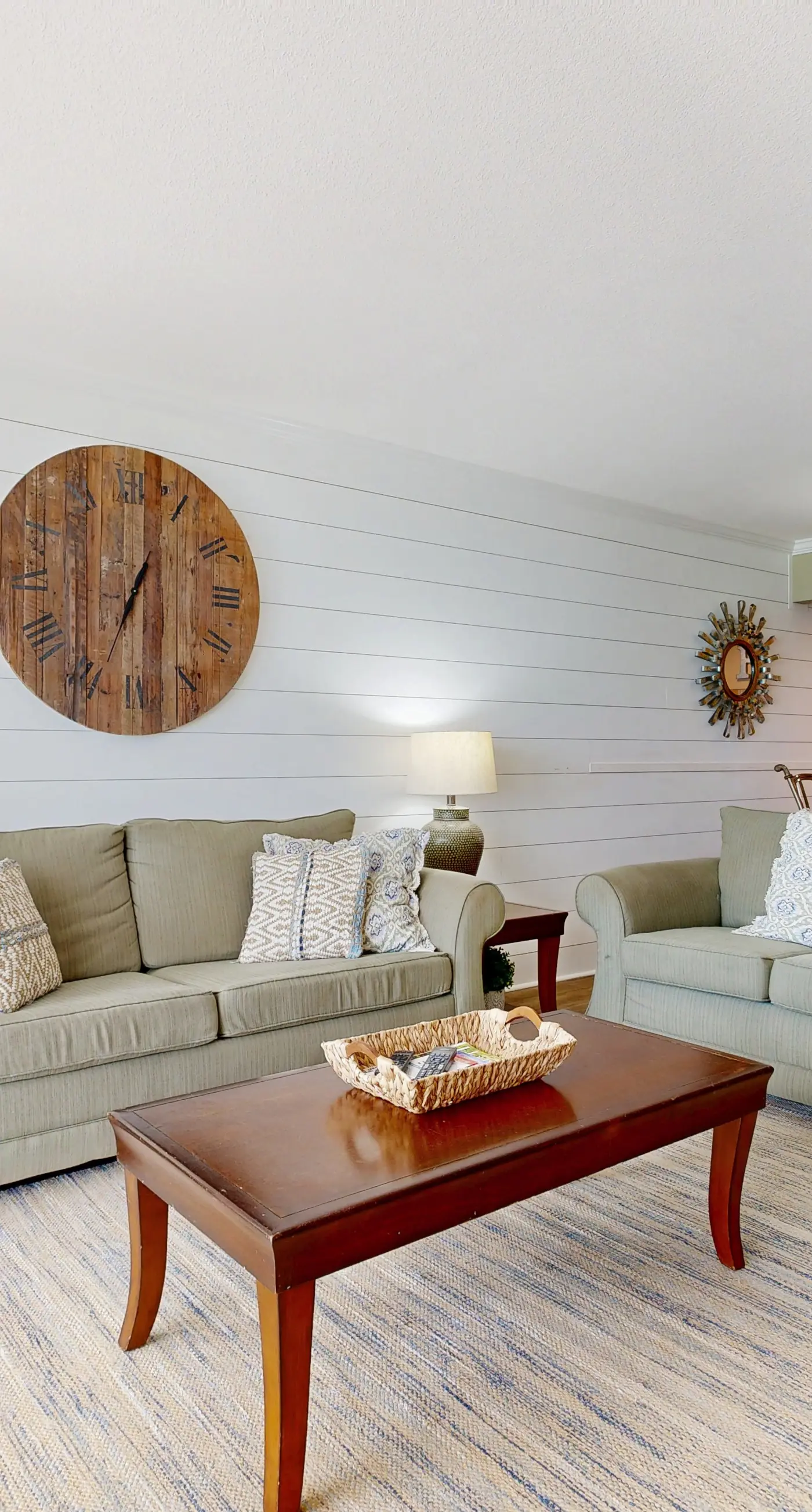Gorgeous beachfront condo, shared & and beach access