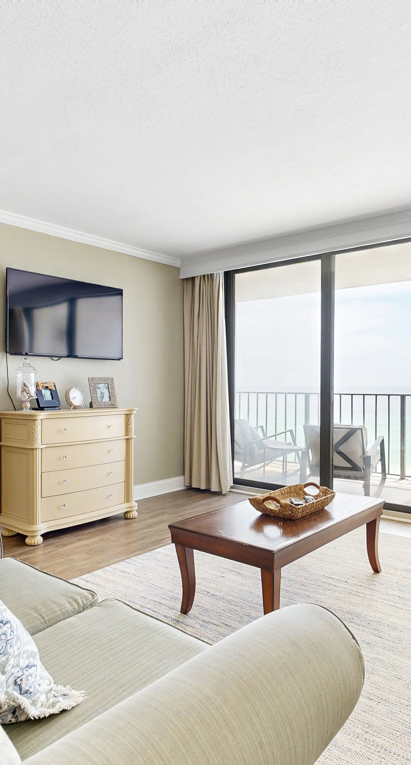 Gorgeous beachfront condo, shared & and beach access