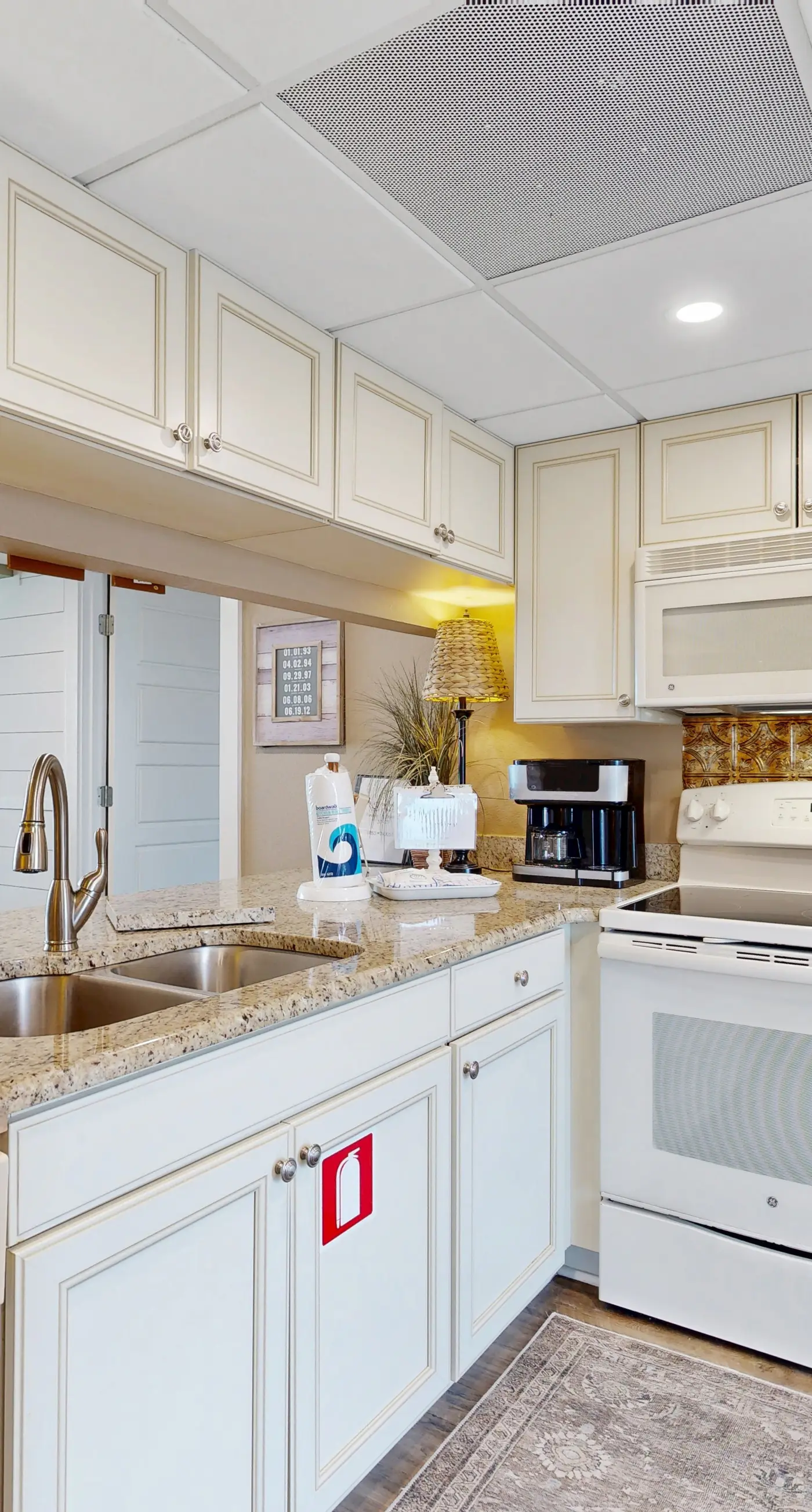 Gorgeous beachfront condo, shared & and beach access