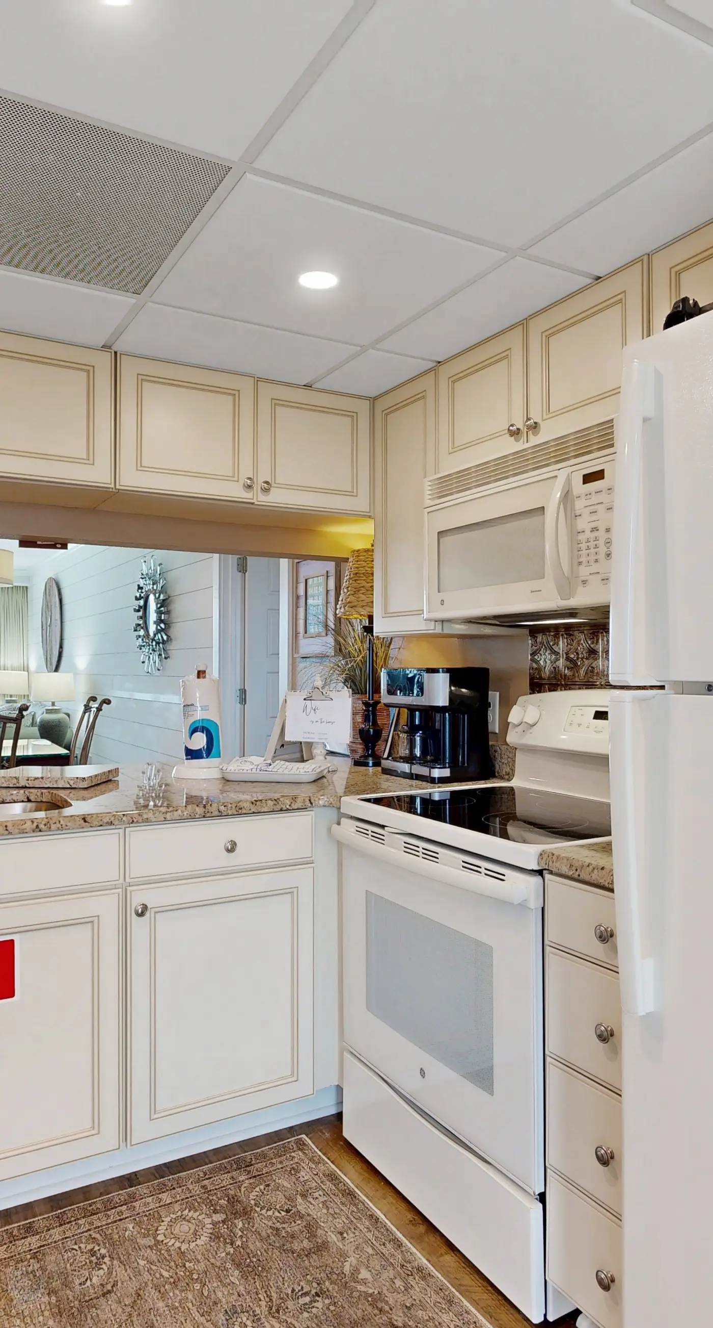 Gorgeous beachfront condo, shared & and beach access