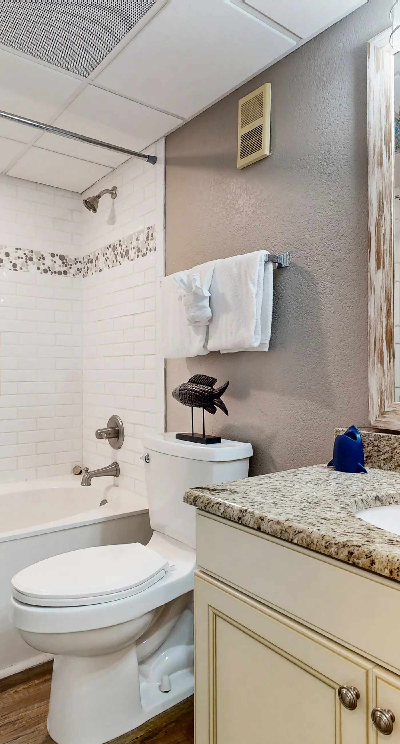 Gorgeous beachfront condo, shared & and beach access