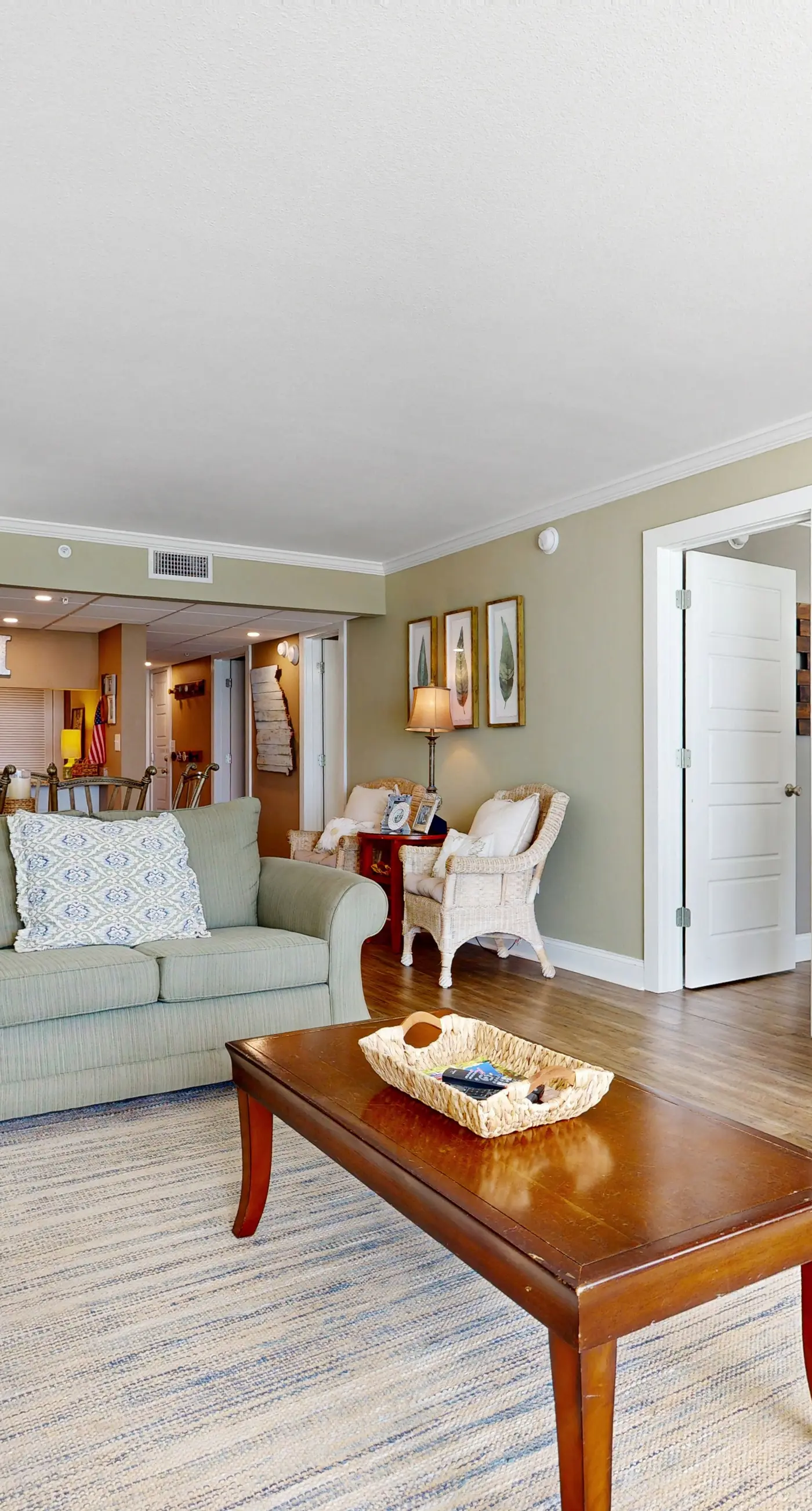Gorgeous beachfront condo, shared & and beach access