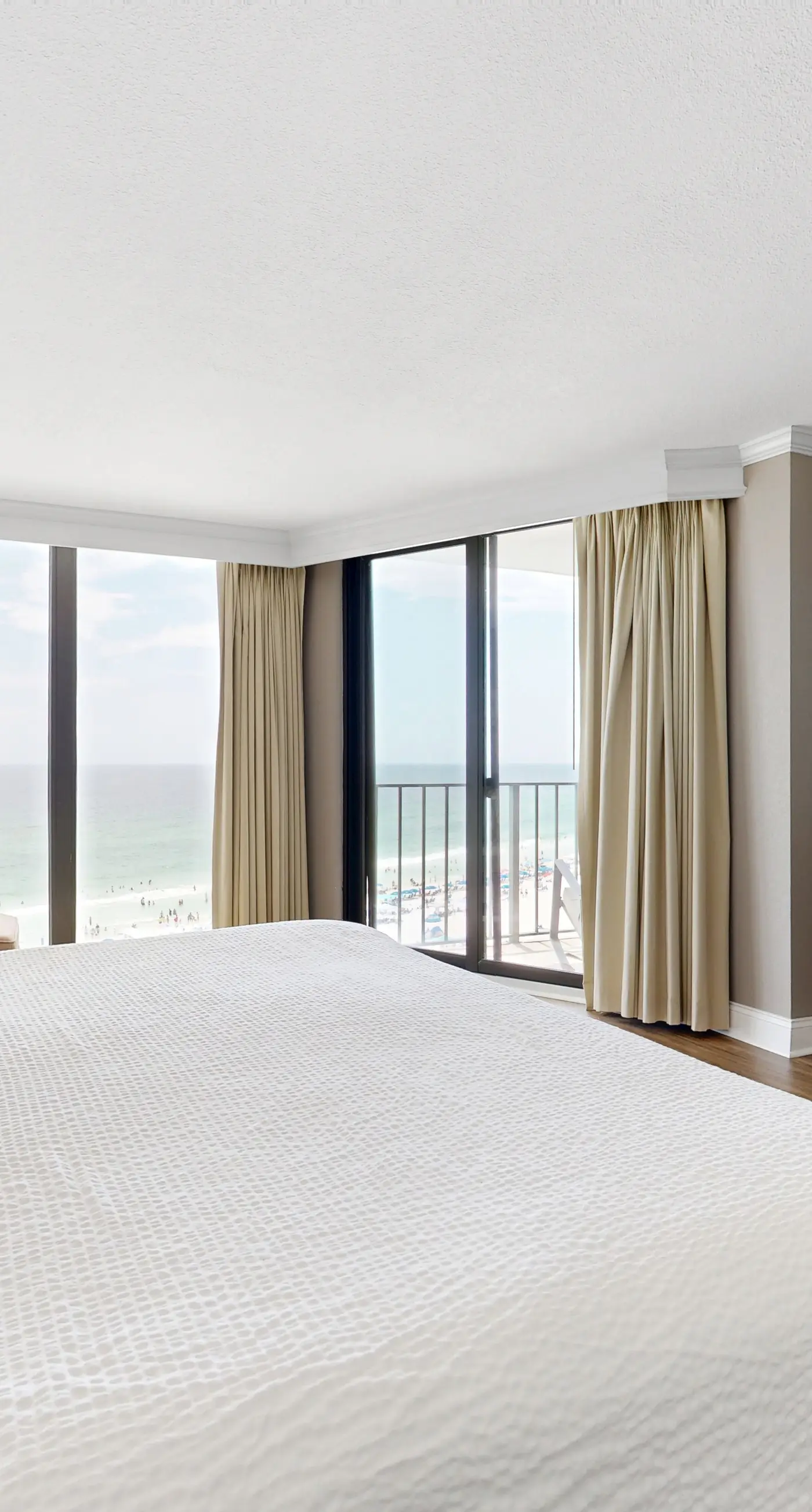 Gorgeous beachfront condo, shared & and beach access