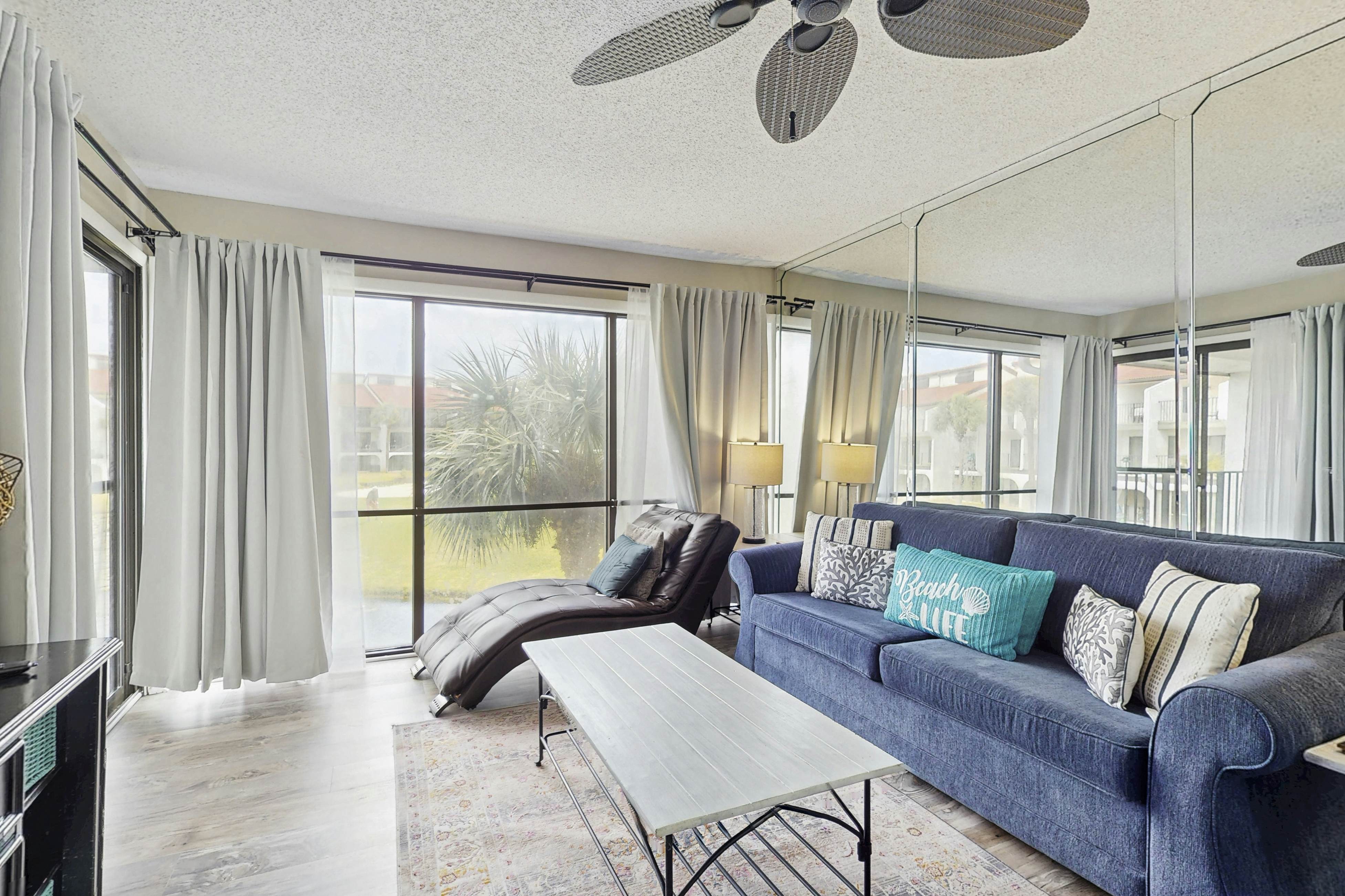 Cozy coastal condo with shared pool, golf nearby and beach access