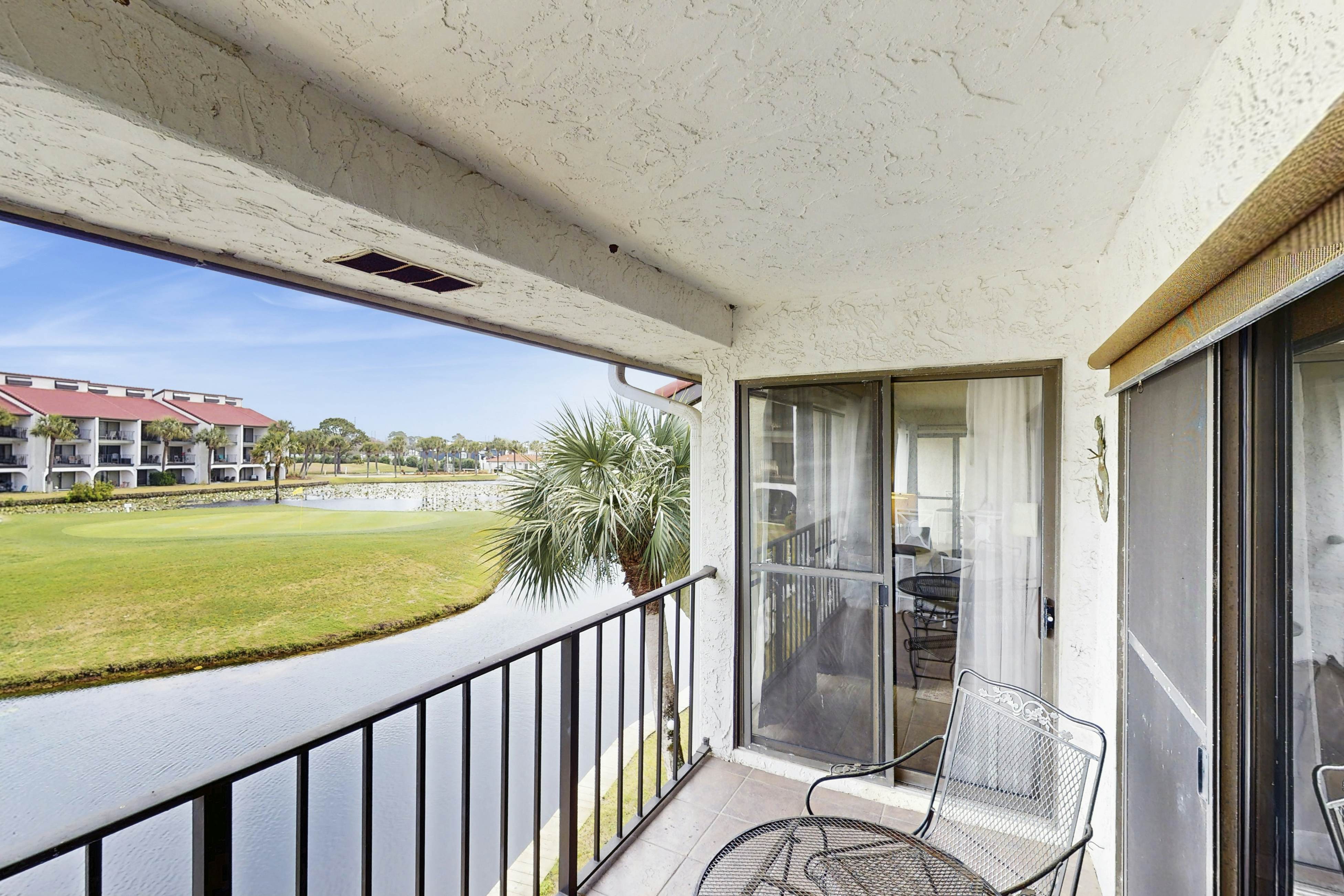 Cozy coastal condo with shared pool, golf nearby and beach access