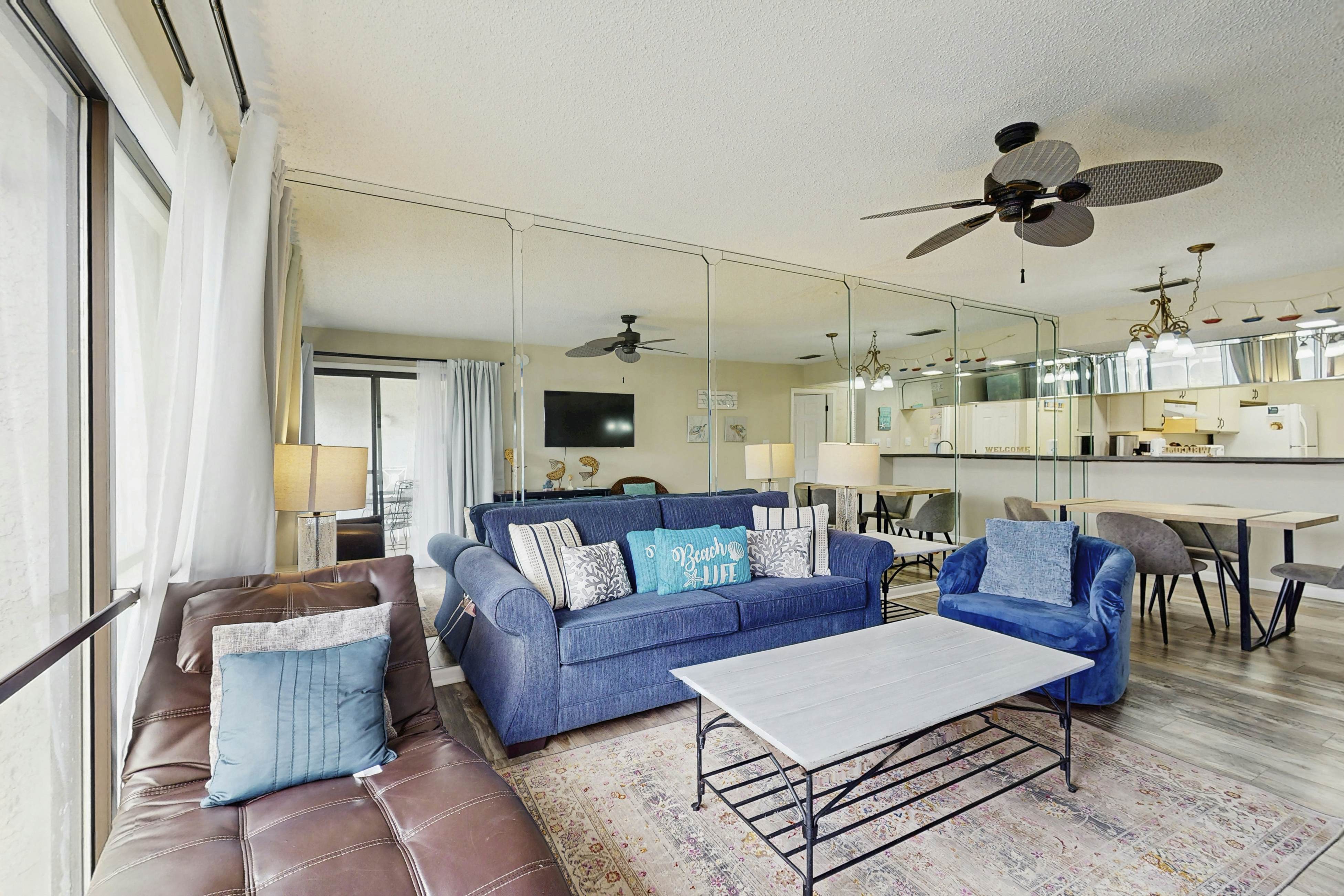 Cozy coastal condo with shared pool, golf nearby and beach access