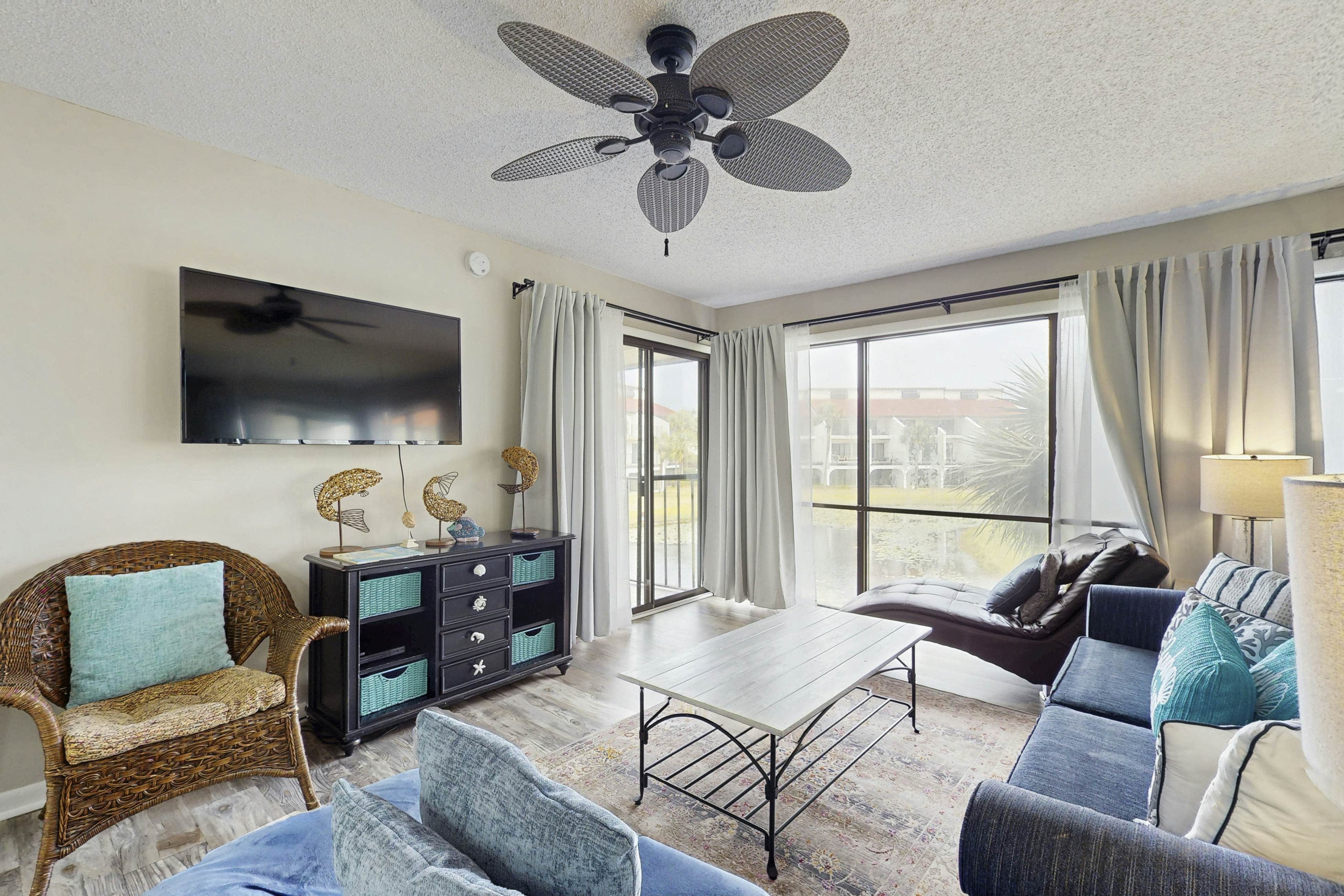 Cozy coastal condo with shared pool, golf nearby and beach access