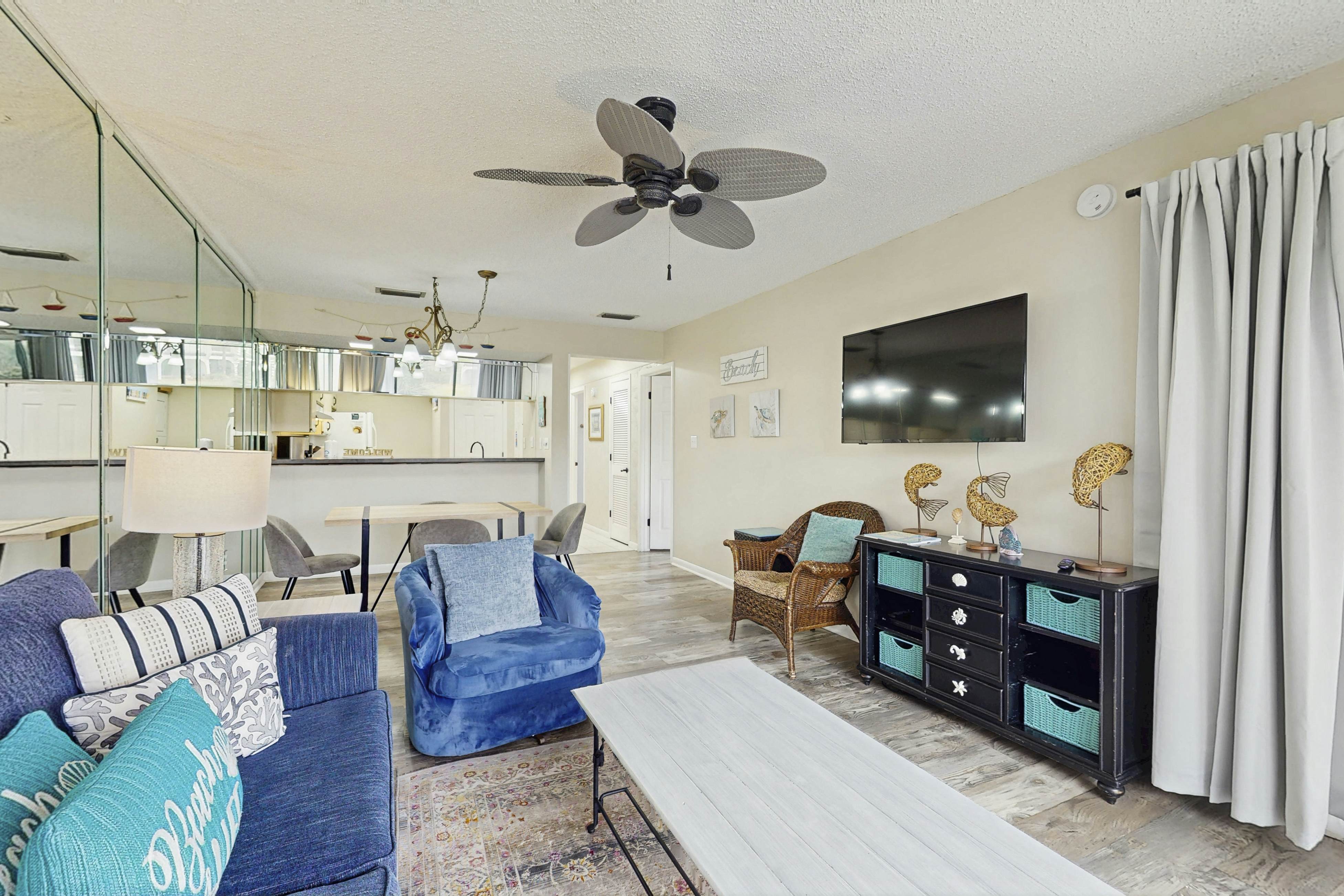 Cozy coastal condo with shared pool, golf nearby and beach access