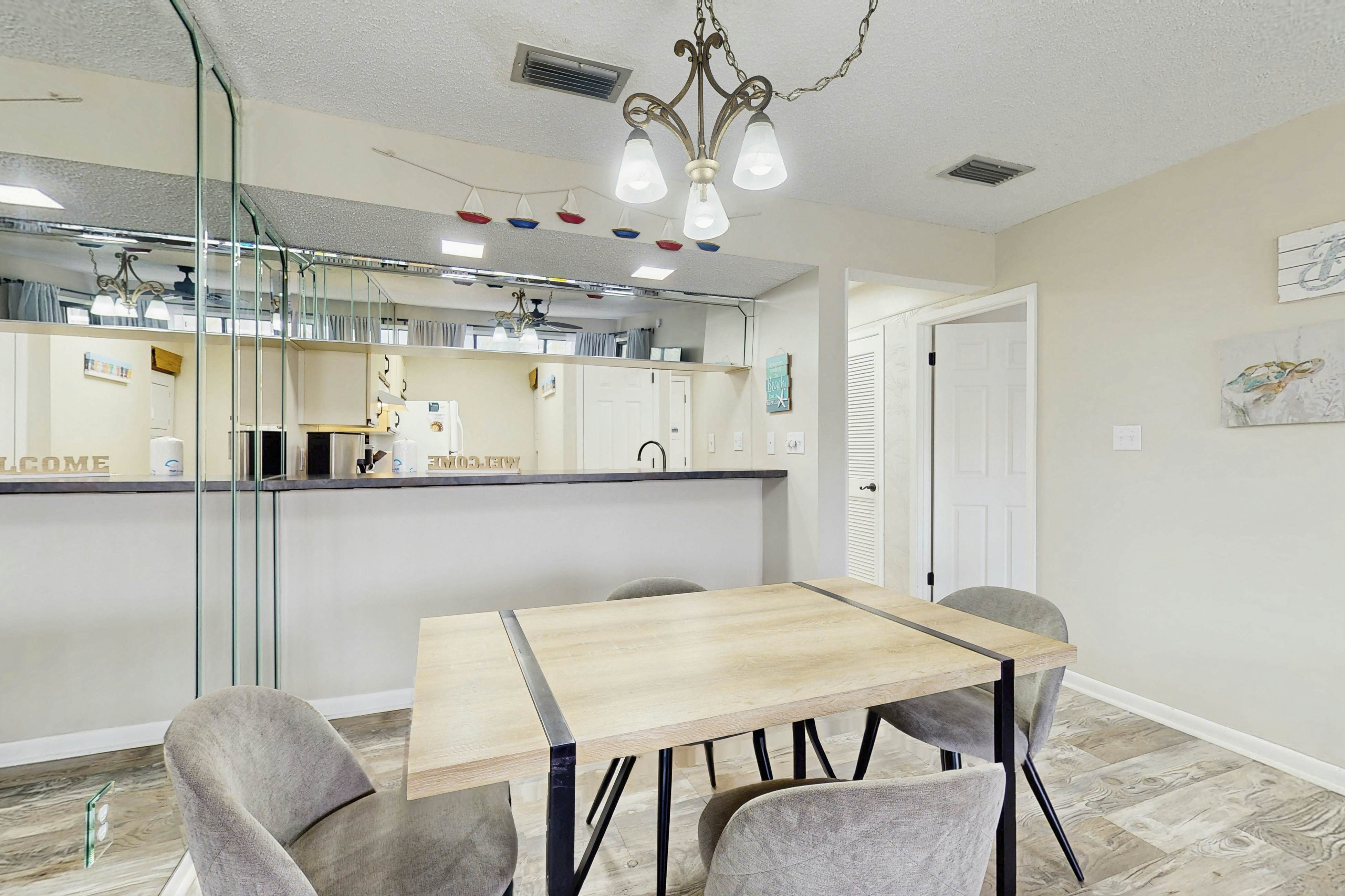 Cozy coastal condo with shared pool, golf nearby and beach access