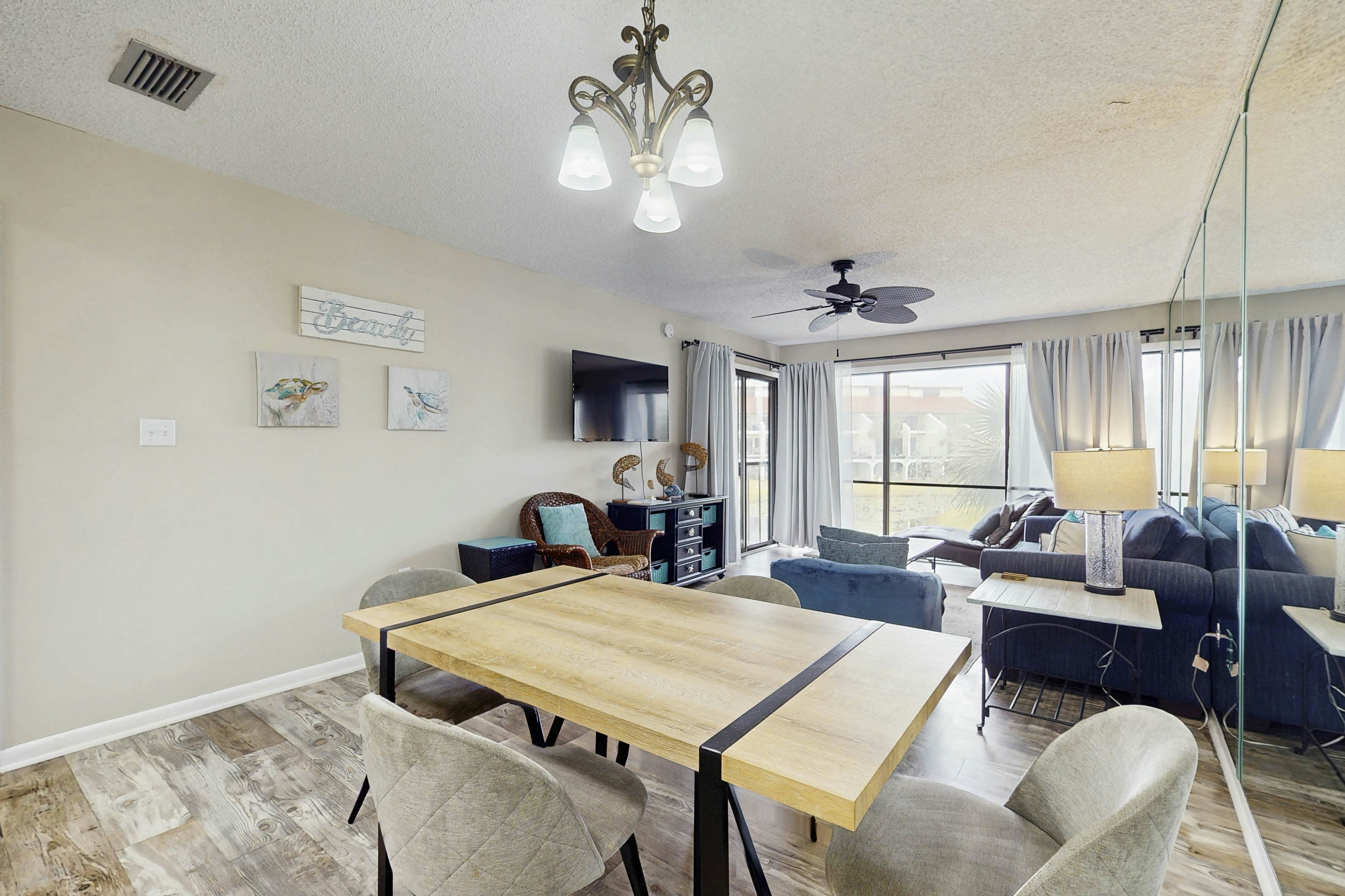 Cozy coastal condo with shared pool, golf nearby and beach access