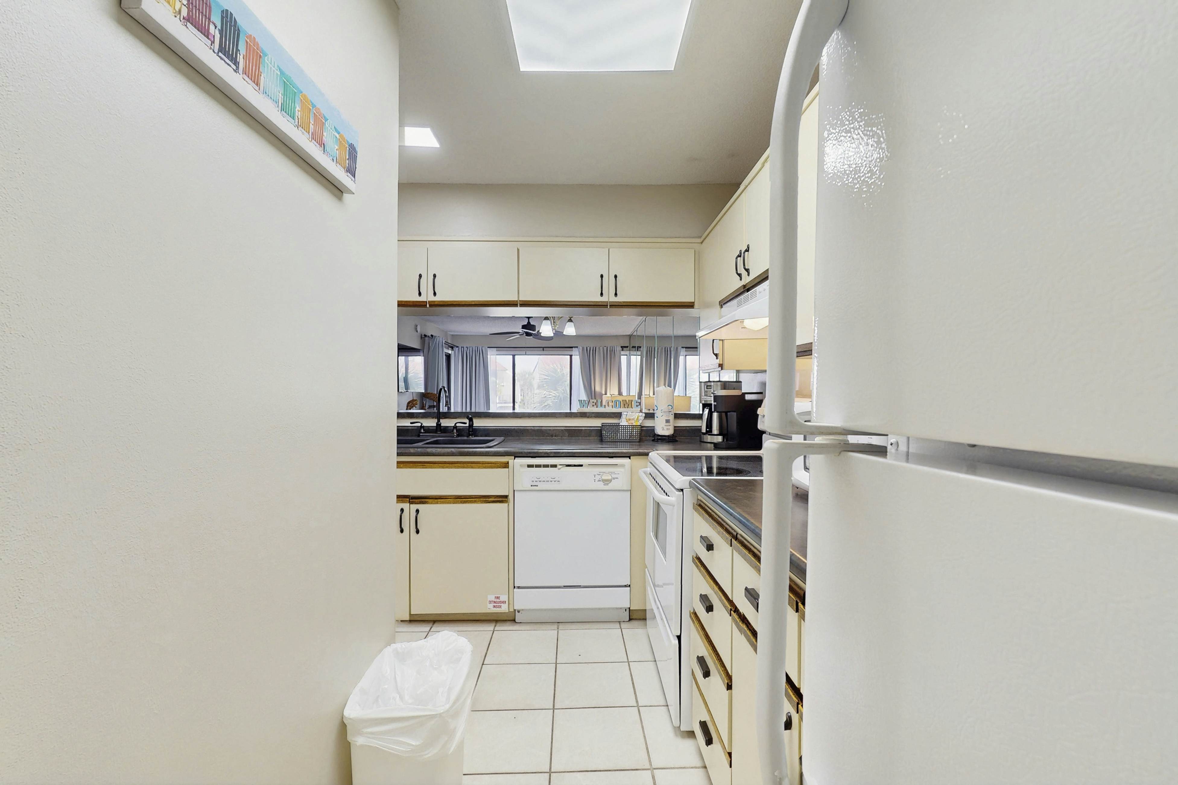 Cozy coastal condo with shared pool, golf nearby and beach access