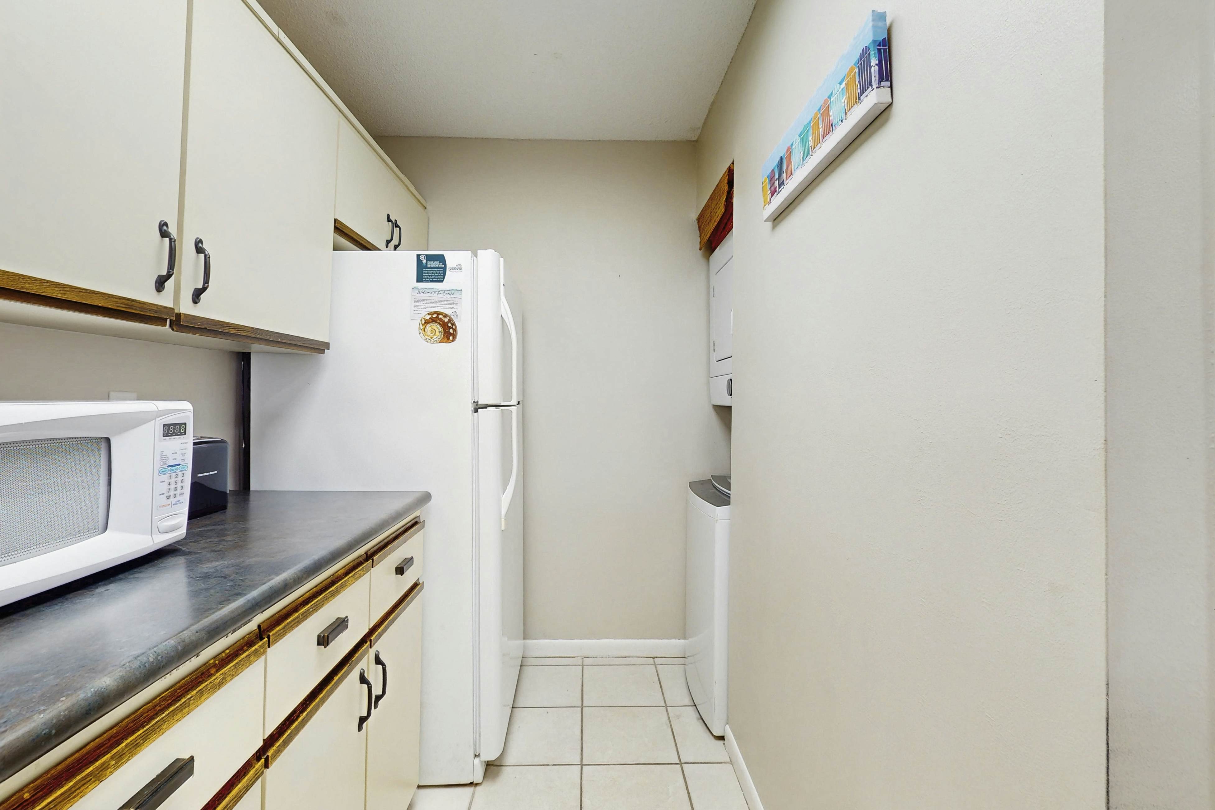 Cozy coastal condo with shared pool, golf nearby and beach access