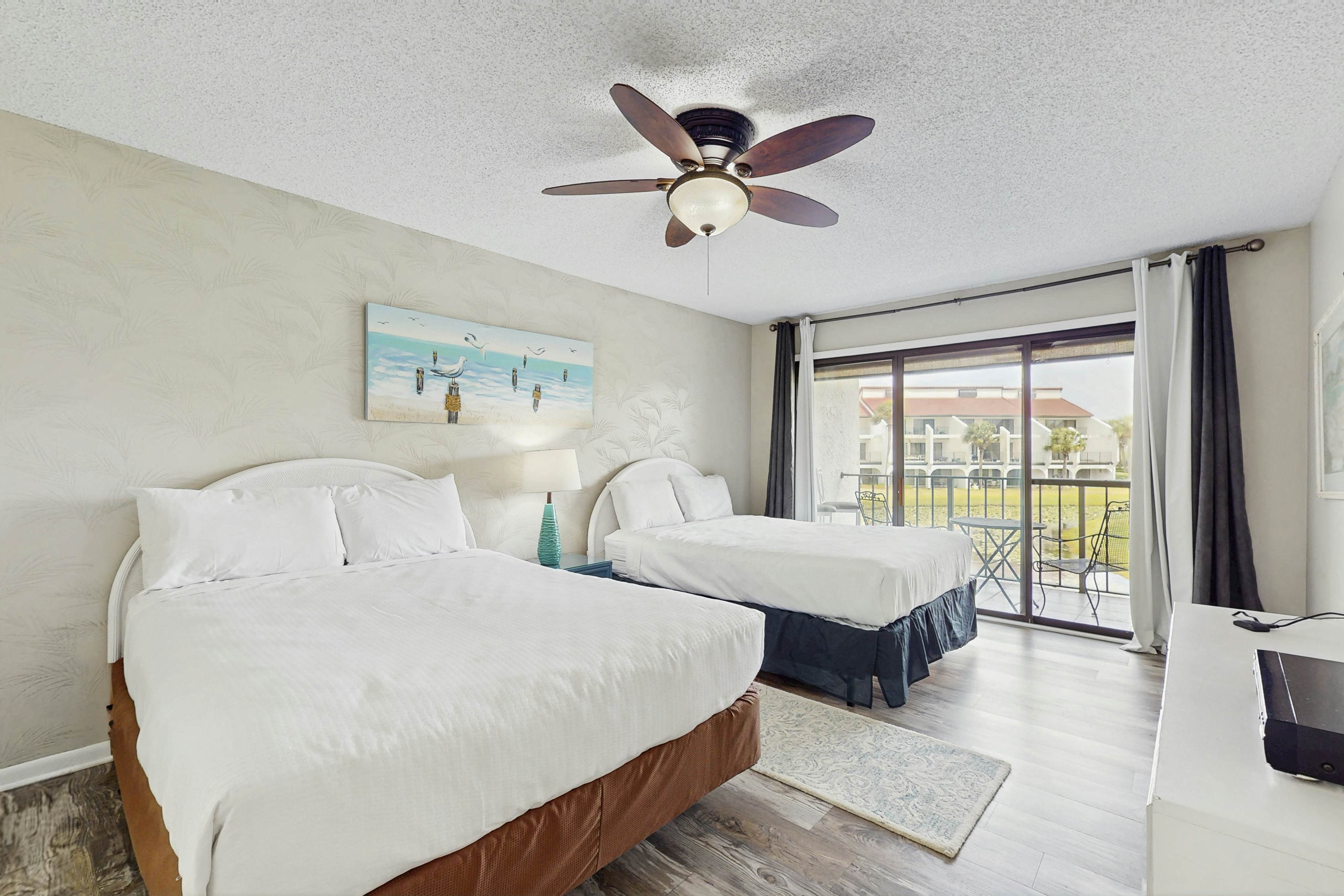 Cozy coastal condo with shared pool, golf nearby and beach access