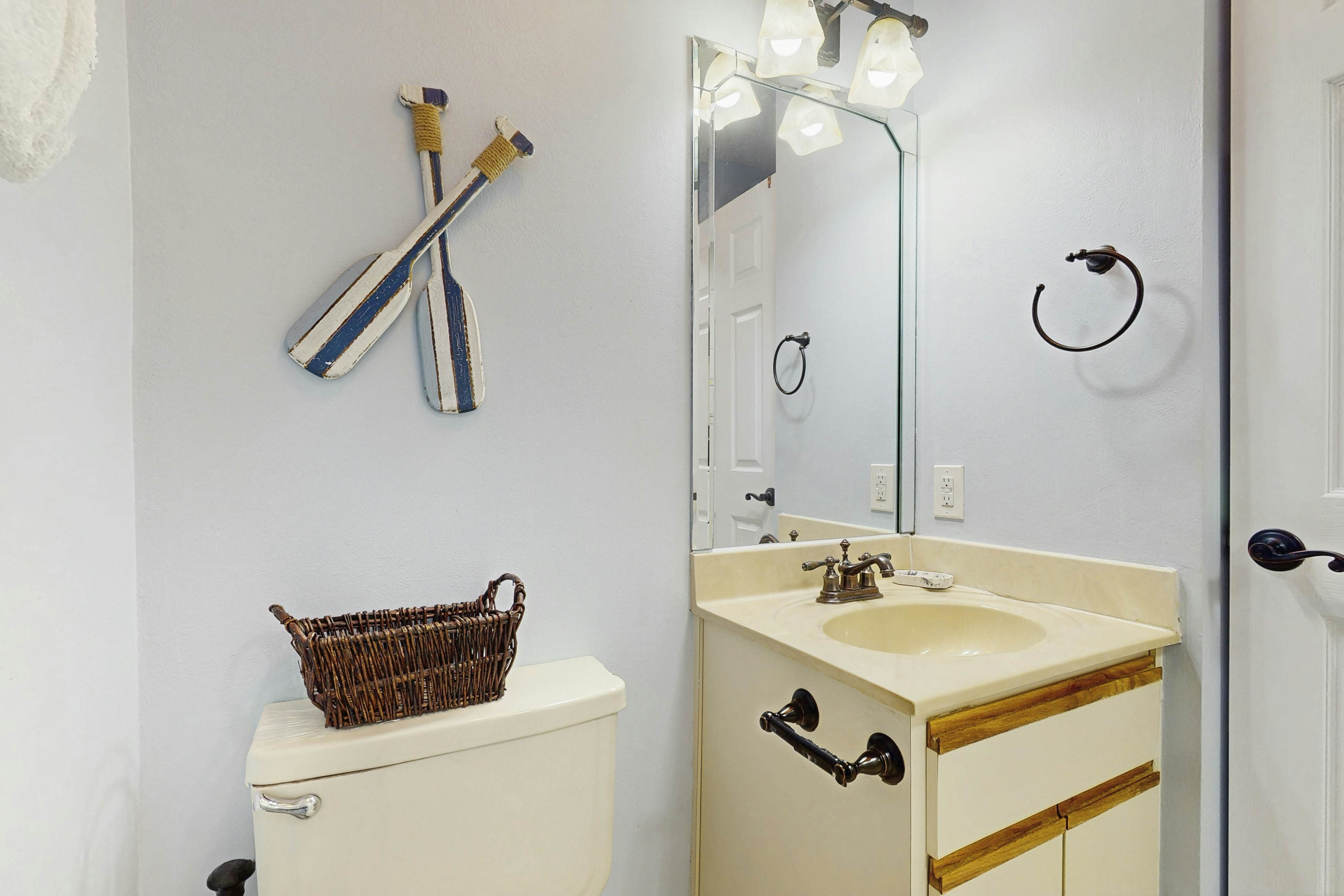 Cozy coastal condo with shared pool, golf nearby and beach access