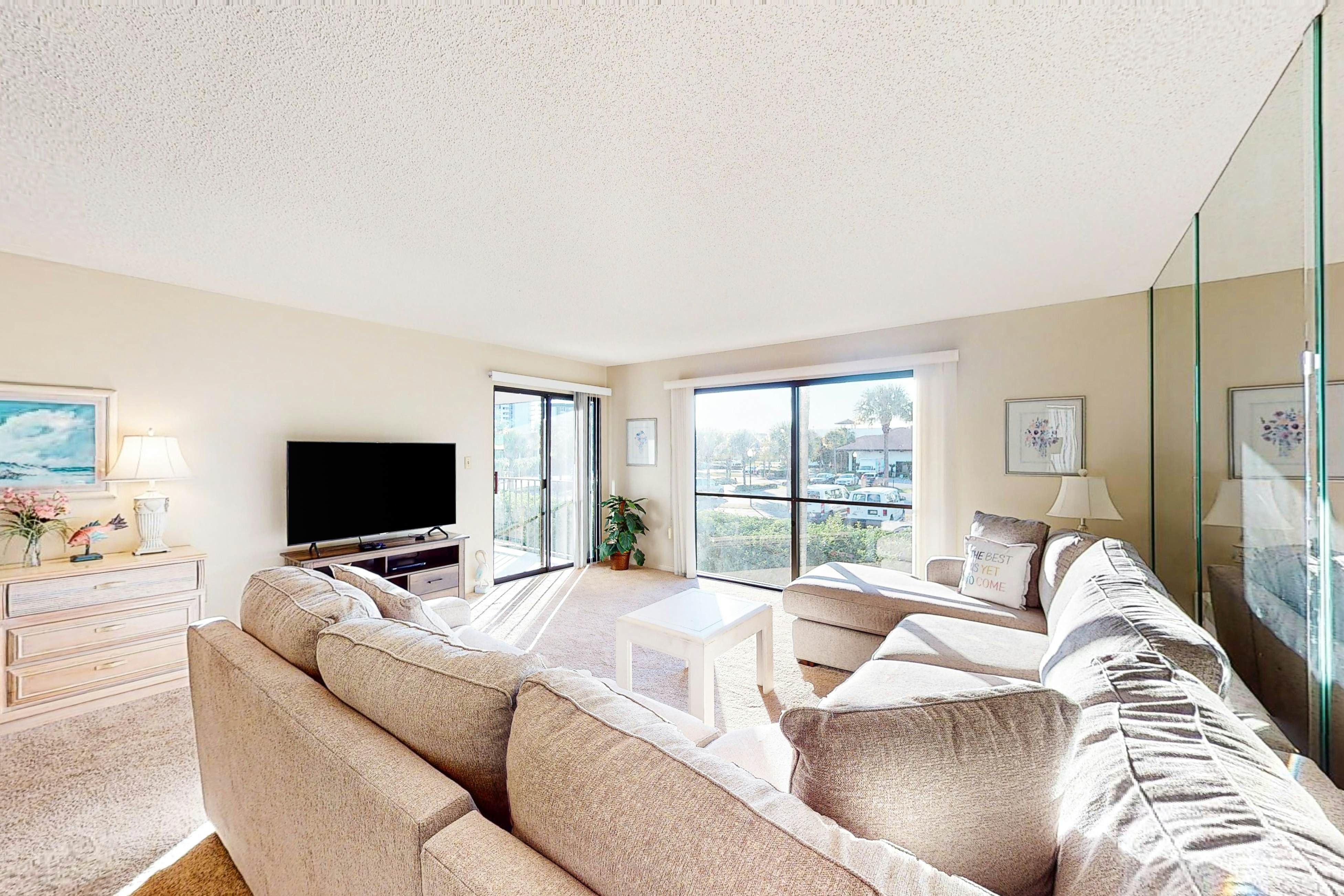 Gorgeous waterfront condo with pool, hot tub, tennis, balcony & beach access
