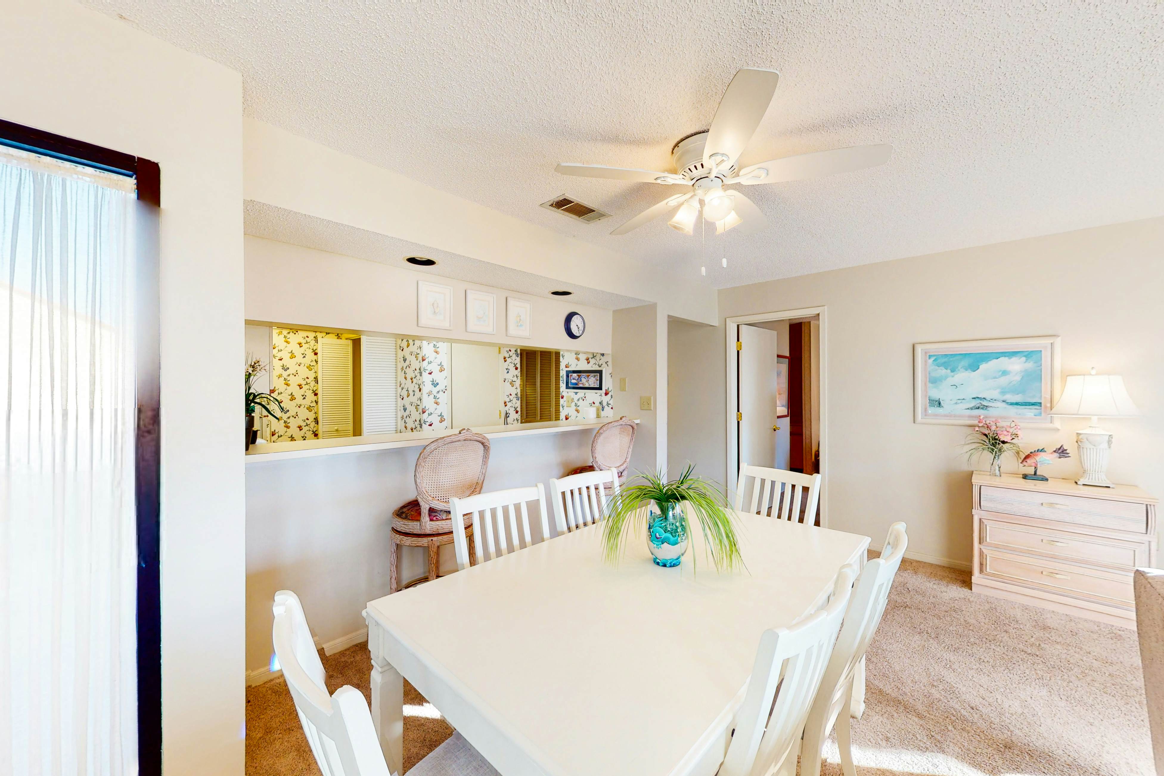 Gorgeous waterfront condo with pool, hot tub, tennis, balcony & beach access