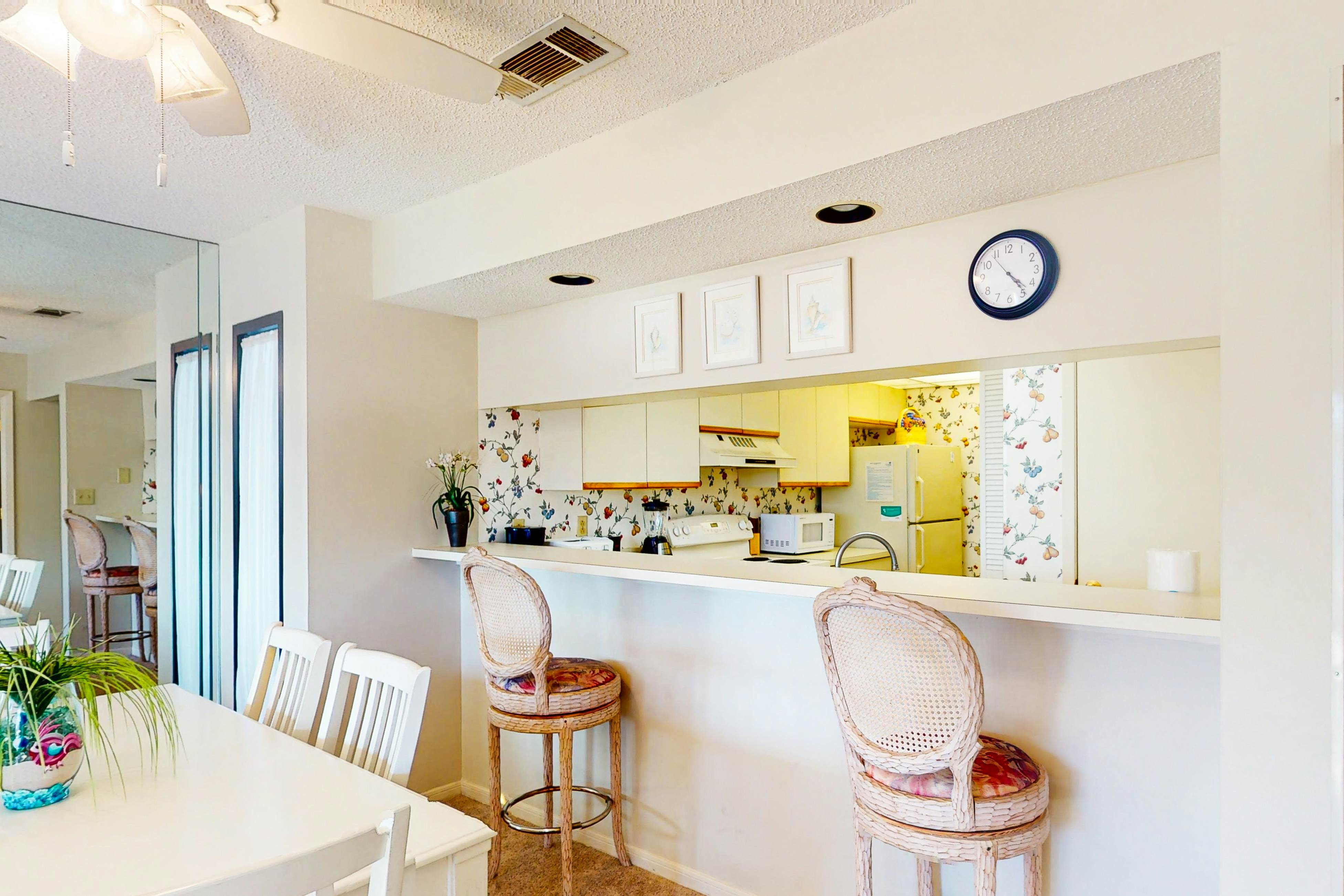 Gorgeous waterfront condo with pool, hot tub, tennis, balcony & beach access