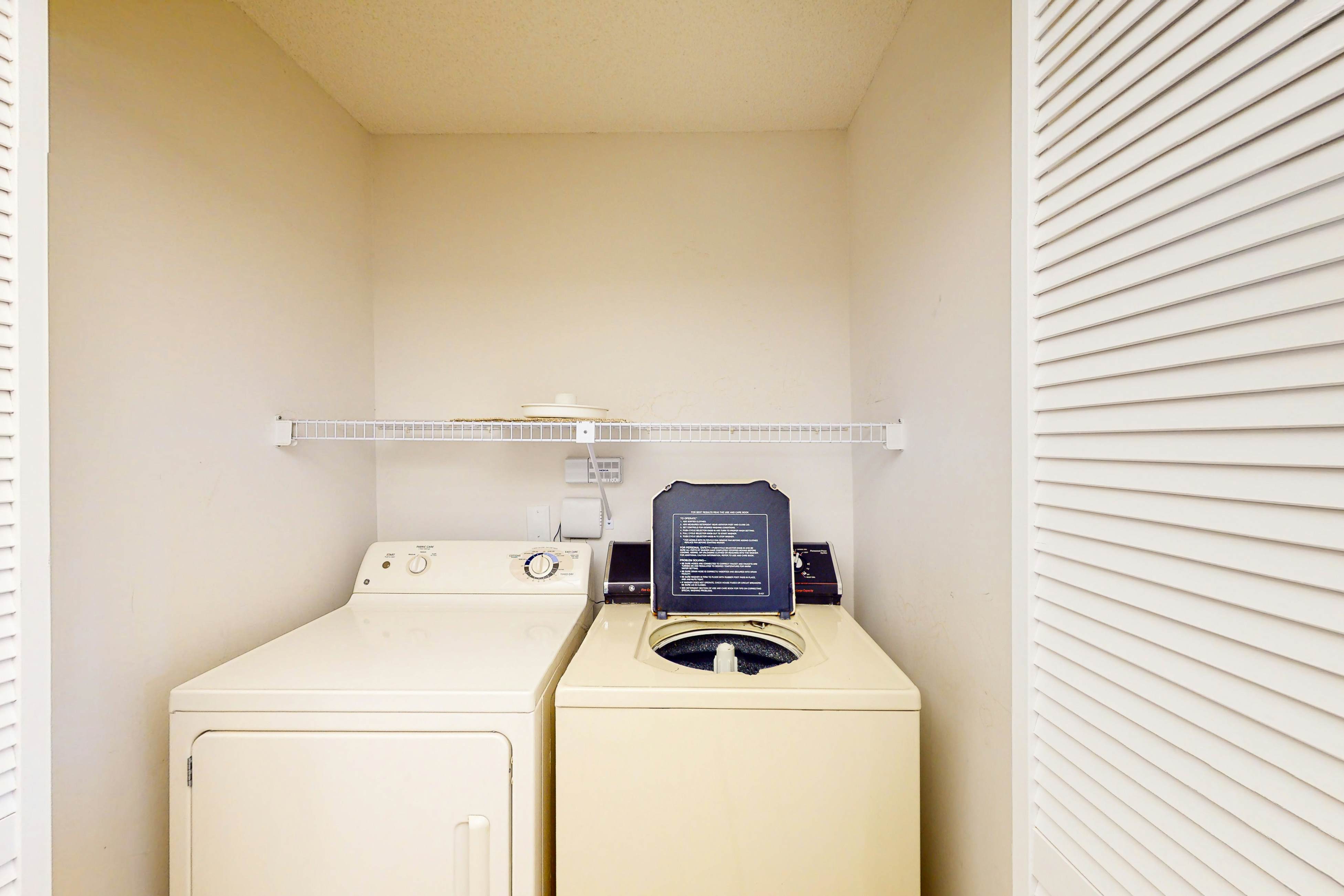 Gorgeous waterfront condo with pool, hot tub, tennis, balcony & beach access